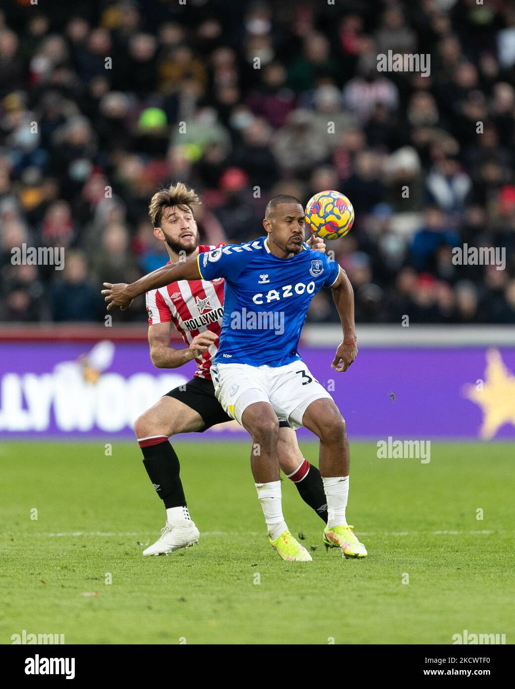 Salomón Rondón d'Everton contrôle le ballon lors du match de la Premier League entre Brentford et Everton au stade communautaire de Brentford, Brentford, le dimanche 28th novembre 2021. (Photo de Juan Gasperini/MI News/NurPhoto) Banque D'Images