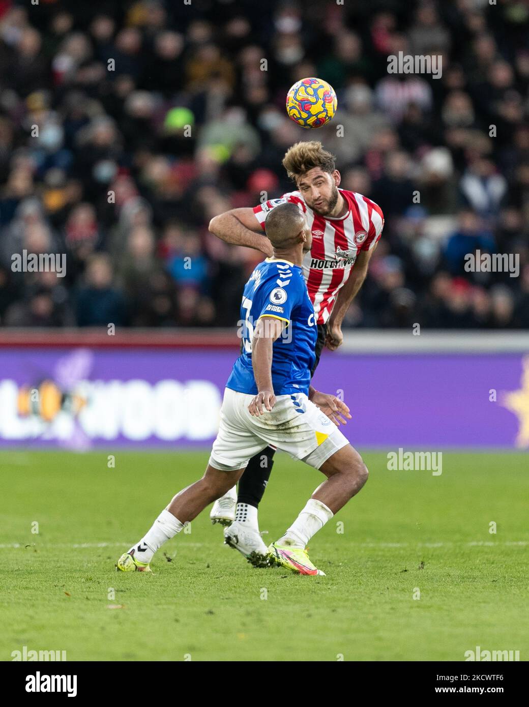 Charlie Goode de Brentford avec un haut de page lors du match de la Premier League entre Brentford et Everton au stade communautaire de Brentford, Brentford, le dimanche 28th novembre 2021. (Photo de Juan Gasperini/MI News/NurPhoto) Banque D'Images