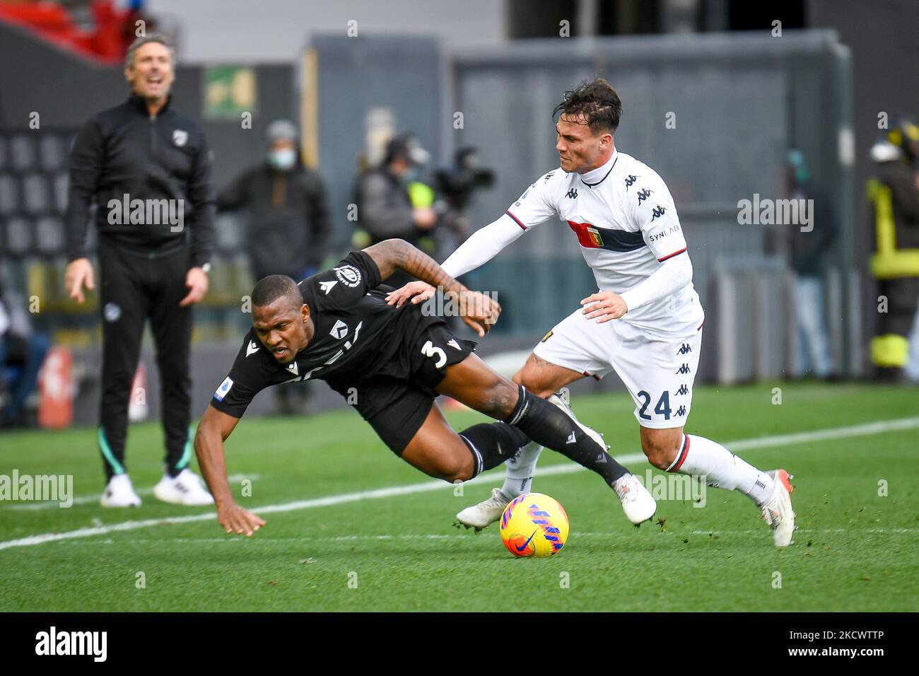 Samir Caetano de Souza Santos (Udinese) contrecarré par Flavio Bianchi (Gênes) pendant le football italien série A match Udinese Calcio vs Gênes CFC sur 28 novembre 2021 au stade Frioul - Dacia Arena à Udine, Italie (photo d'Ettore Griffoni/LiveMedia/NurPhoto) Banque D'Images