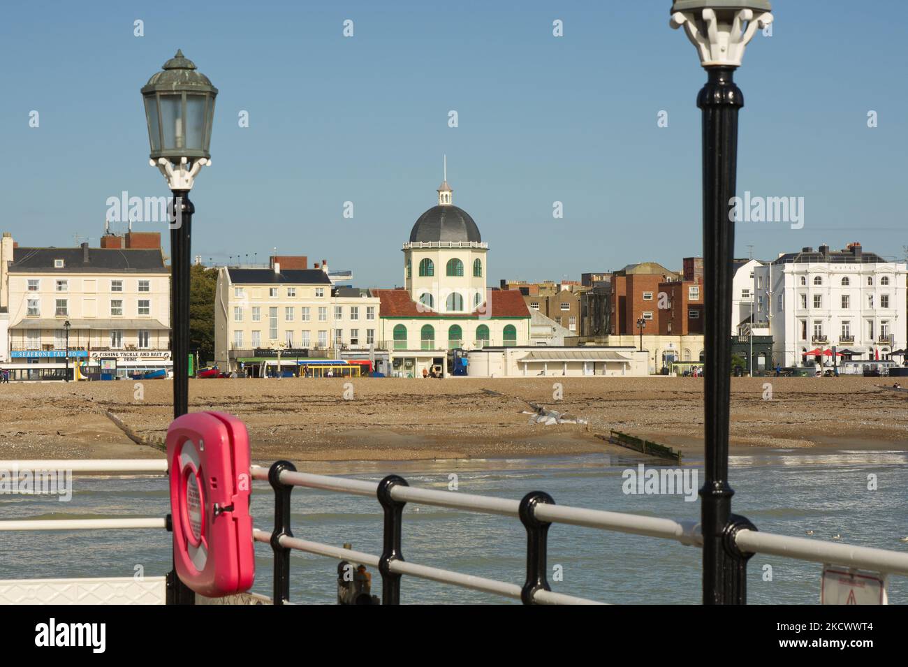 Le Dome Cinema et ses boutiques et cafés en bord de mer à Worthing, dans le West Sussex, en Angleterre. Avec plage de galets, vue depuis la jetée. Banque D'Images