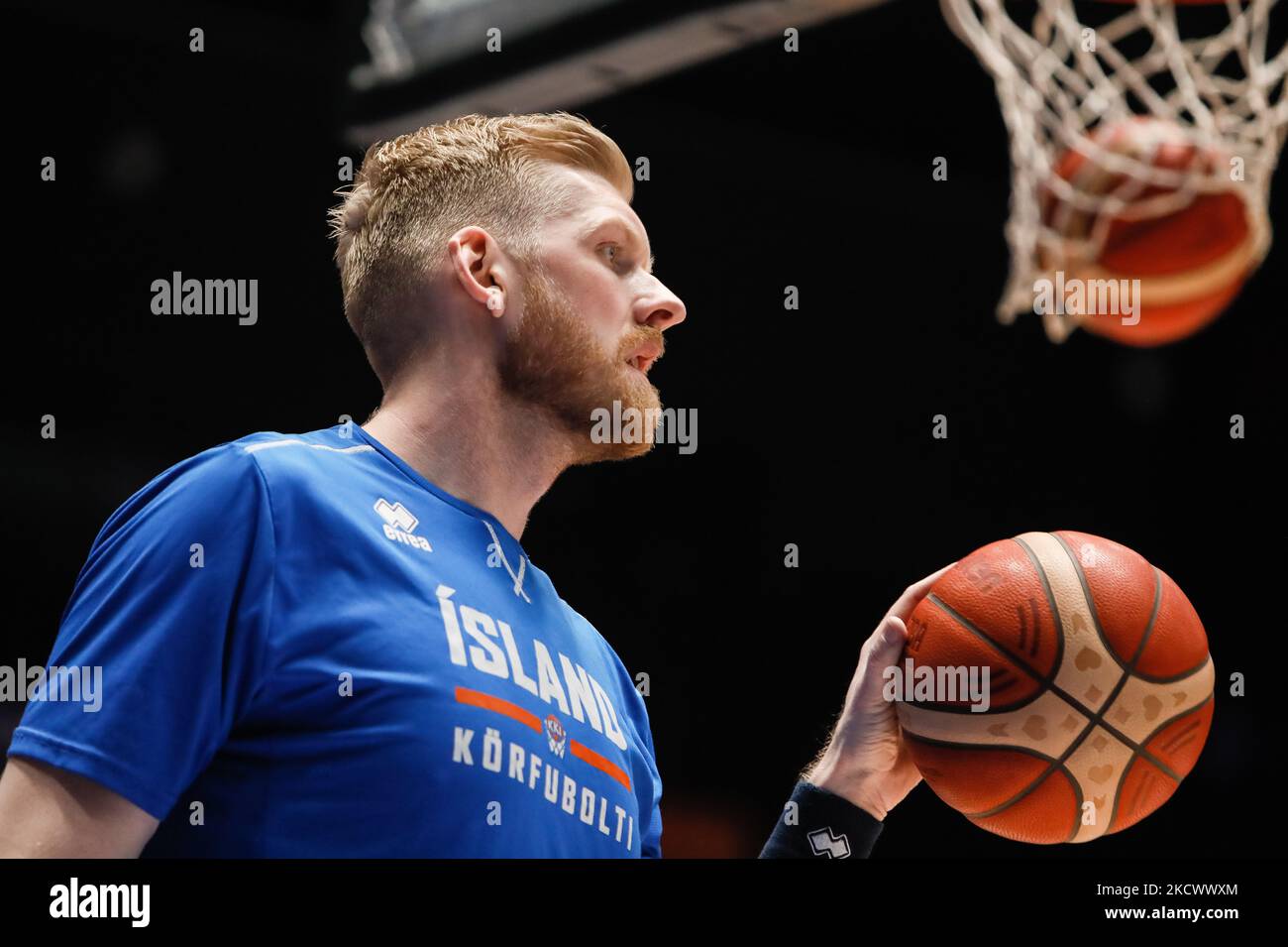 Ragnar Agust Nathanaelsson d'Islande pendant l'échauffement avant le match  de qualification de la coupe du monde de basket-ball 2023 de la FIBA entre  la Russie et l'Islande sur 29 novembre 2021 au