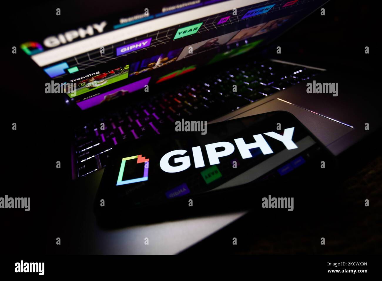 Le logo Giphy affiché sur un écran de téléphone et le site Web Giphy affiché sur un écran d'ordinateur portable sont vus dans cette illustration prise à Cracovie, Pologne sur 29 novembre 2021 (photo de Jakub Porzycki/NurPhoto) Banque D'Images