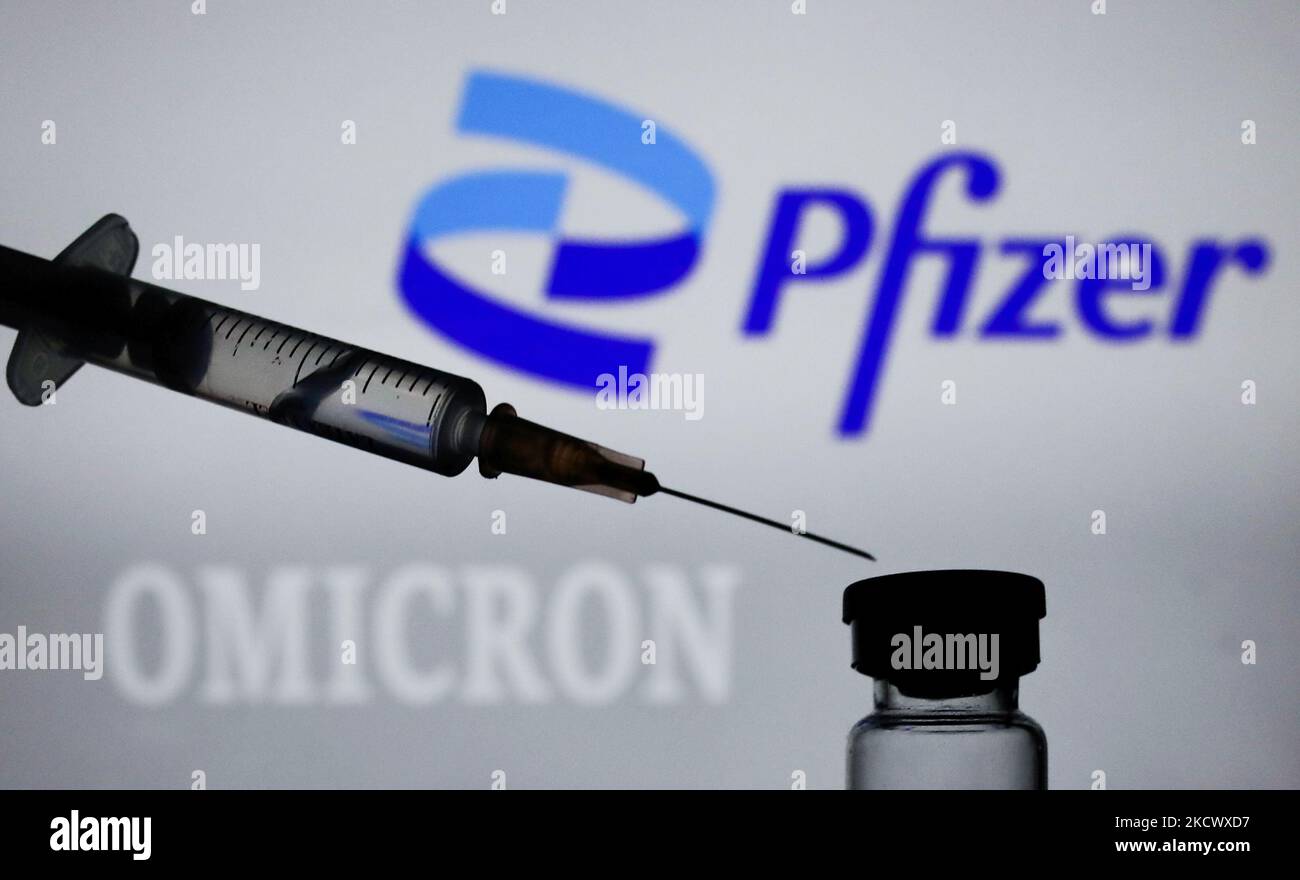 La seringue médicale est visible avec le logo Pfizer et le signe 'omicron' affiché en arrière-plan dans cette illustration prise à Cracovie, Pologne sur 29 novembre 2021. (Photo de Jakub Porzycki/NurPhoto) Banque D'Images