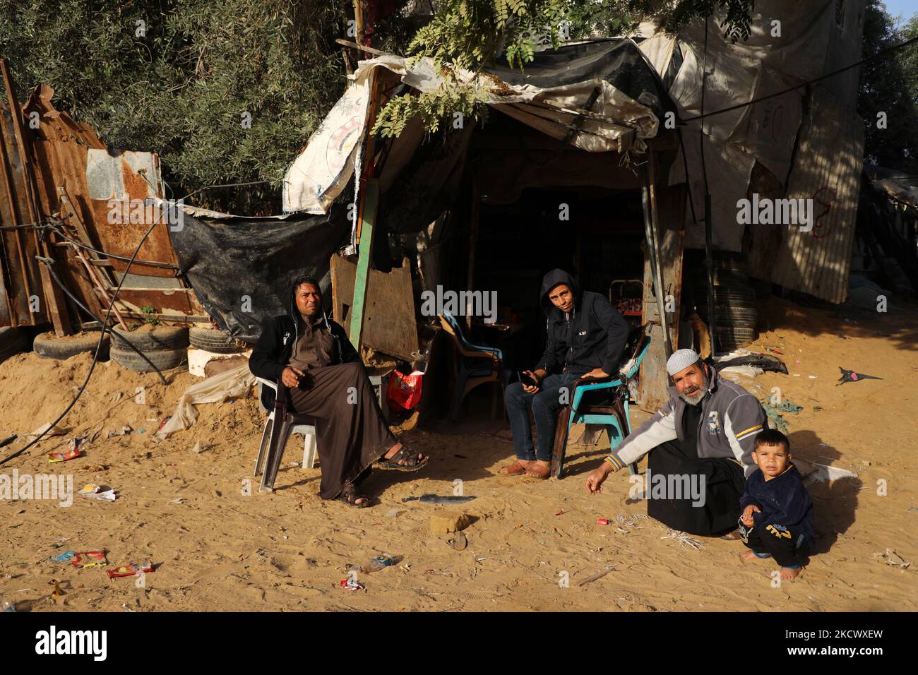 Les Palestiniens s'assoient à l'extérieur de leur domicile à Beit Lahia, dans le nord de la bande de Gaza, sur 29 novembre 2021. (Photo de Majdi Fathi/NurPhoto) Banque D'Images