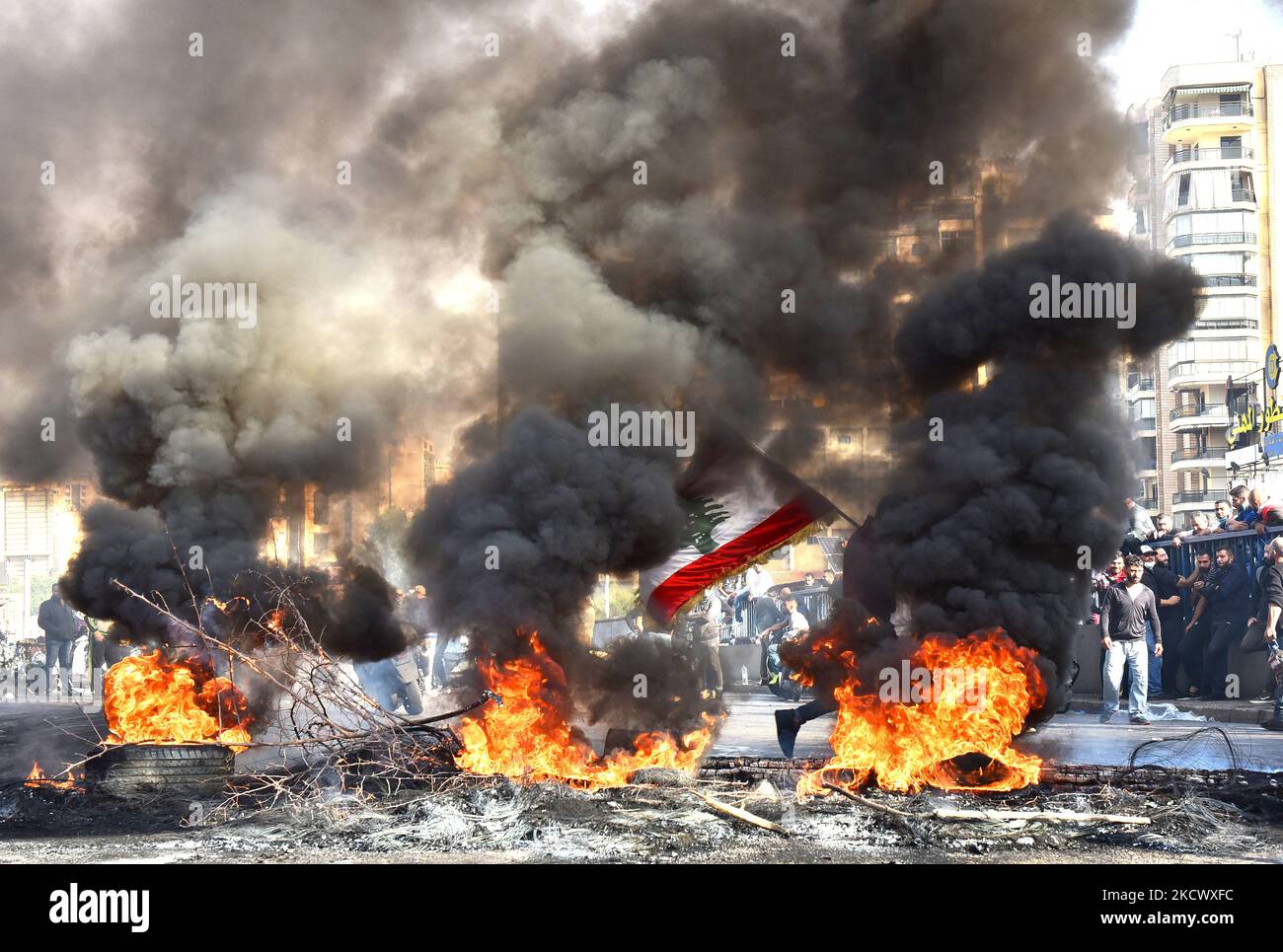 Des manifestants libanais bloquent une route avec des pneus en feu lors d'une manifestation dans la capitale Beyrouth, à 29 novembre 2021, alors que le pays est aux prises avec une crise économique profonde (photo de Fadel Itani/NurPhoto) Banque D'Images