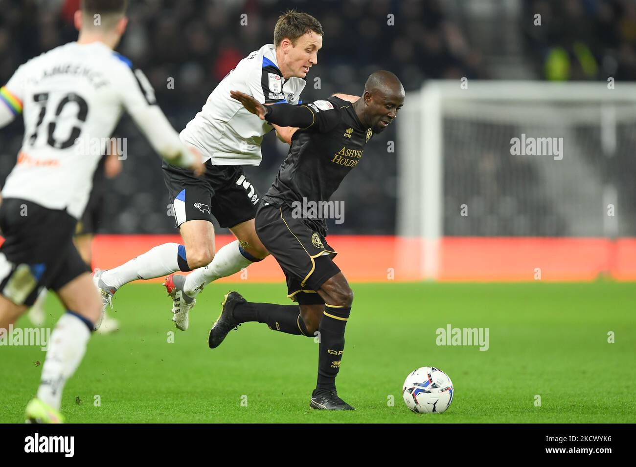 Craig Forsyth de Derby County combat avec Albert Adomah de Queens Park Rangers lors du match de championnat Sky Bet entre Derby County et Queens Park Rangers au Pride Park, Derby, le lundi 29th novembre 2021. (Photo de Jon Hobley/MI News/NurPhoto) Banque D'Images