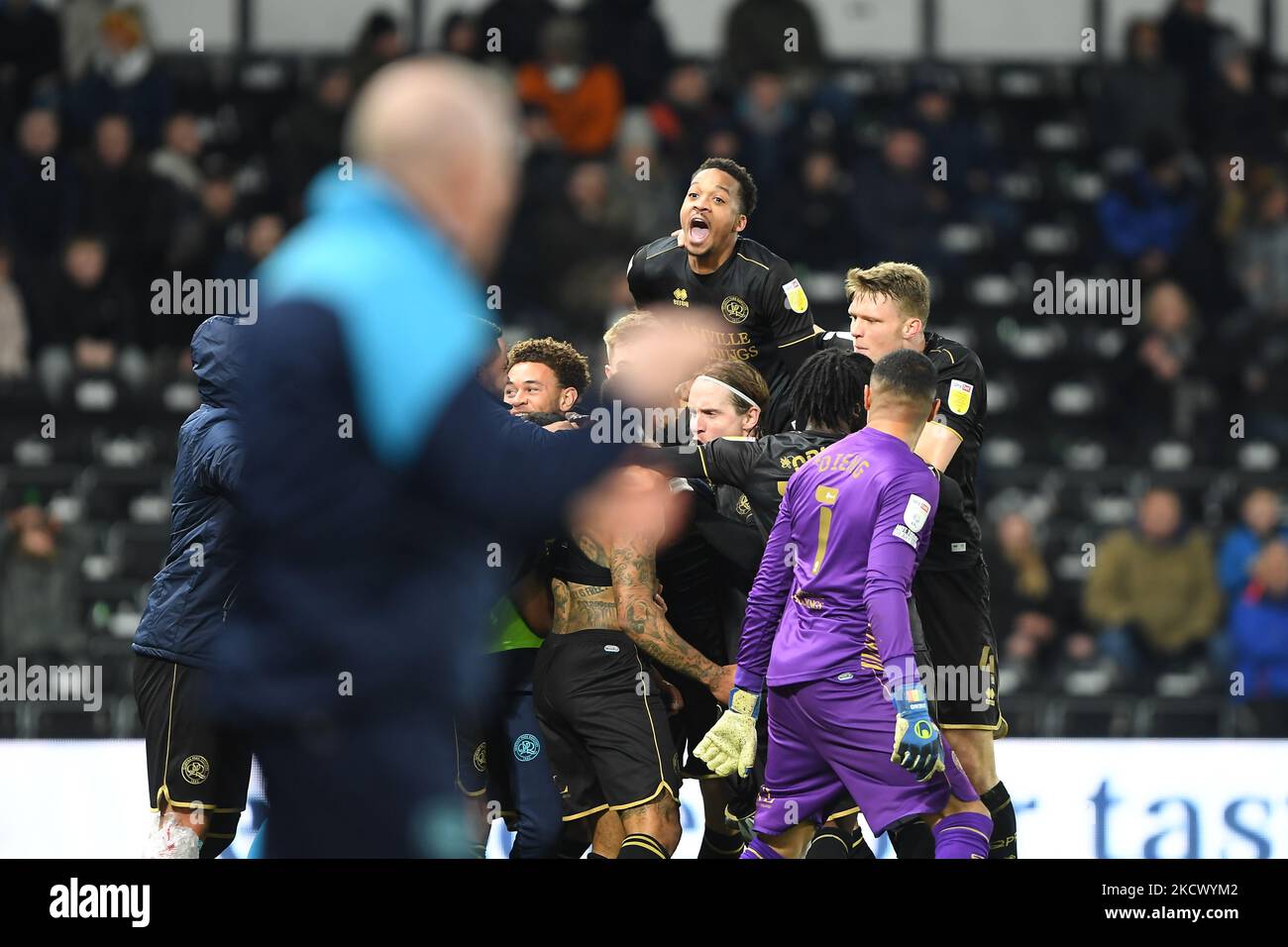 Les joueurs de QPR célèbrent après qu'Andre Gray des Queens Park Rangers ont marqué un but pour le faire 1-2 lors du match de championnat Sky Bet entre le comté de Derby et les Queens Park Rangers au Pride Park, Derby, le lundi 29th novembre 2021. (Photo de Jon Hobley/MI News/NurPhoto) Banque D'Images