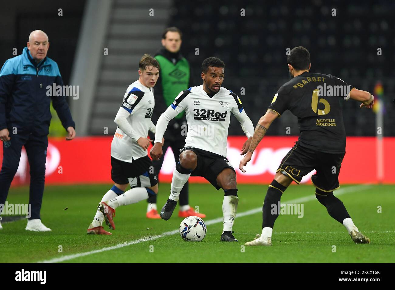 Nathan Byrne, du comté de Derby, est en compétition avec Yoann Barbet, de Queens Park Rangers, lors du match de championnat Sky Bet entre Derby County et Queens Park Rangers, au Pride Park, Derby, le lundi 29th novembre 2021. (Photo de Jon Hobley/MI News/NurPhoto) Banque D'Images