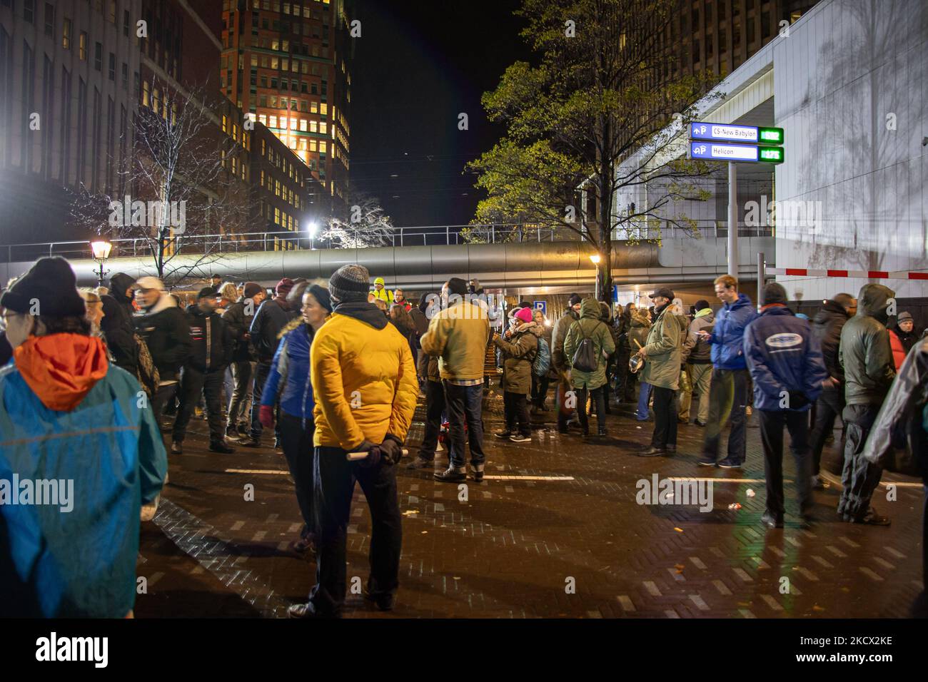 Manifestation contre les mesures Covid-19 à la Haye devant la gare centrale de Den Haag dans le centre-ville et le canal, après la conférence de presse avec une présence accrue de la police avec des unités de police anti-émeutes, des véhicules entourant la manifestation, des caméras de surveillance et plus encore. Le Premier ministre Mark Rutte annonce de nouvelles mesures anti-Corona lors d'une conférence de presse après la réunion du Cabinet du gouvernement. De nouvelles mesures pour lutter contre la propagation de la pandémie de Covid comprennent la fermeture de bars, de restaurants et de magasins non essentiels à 5pm. Les hôpitaux néerlandais ont mis en garde contre la situation critique avec le code noir. Le Net Banque D'Images