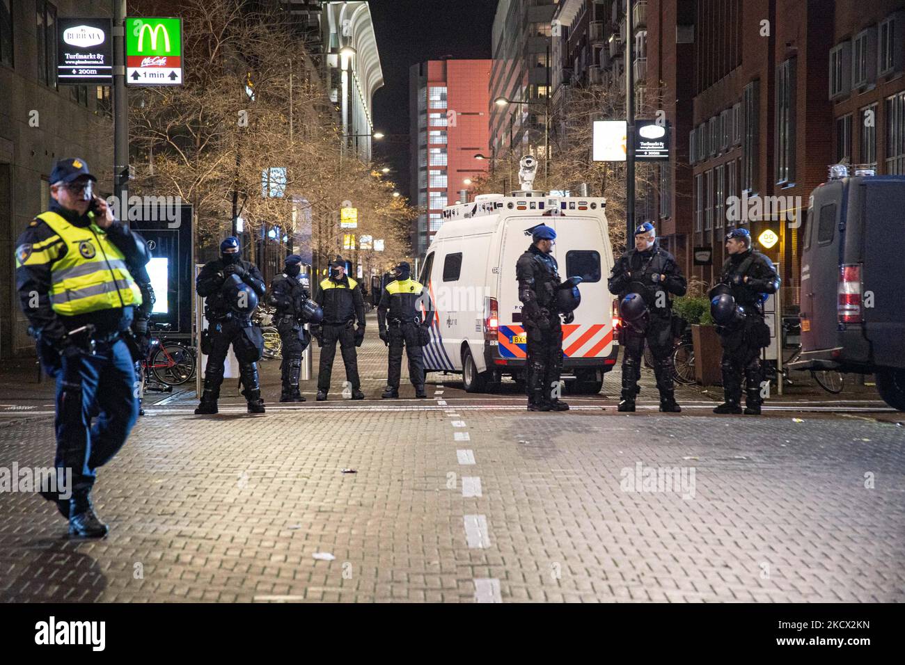 Manifestation contre les mesures Covid-19 à la Haye devant la gare centrale de Den Haag dans le centre-ville et le canal, après la conférence de presse avec une présence accrue de la police avec des unités de police anti-émeutes, des véhicules entourant la manifestation, des caméras de surveillance et plus encore. Le Premier ministre Mark Rutte annonce de nouvelles mesures anti-Corona lors d'une conférence de presse après la réunion du Cabinet du gouvernement. De nouvelles mesures pour lutter contre la propagation de la pandémie de Covid comprennent la fermeture de bars, de restaurants et de magasins non essentiels à 5pm. Les hôpitaux néerlandais ont mis en garde contre la situation critique avec le code noir. Le Net Banque D'Images