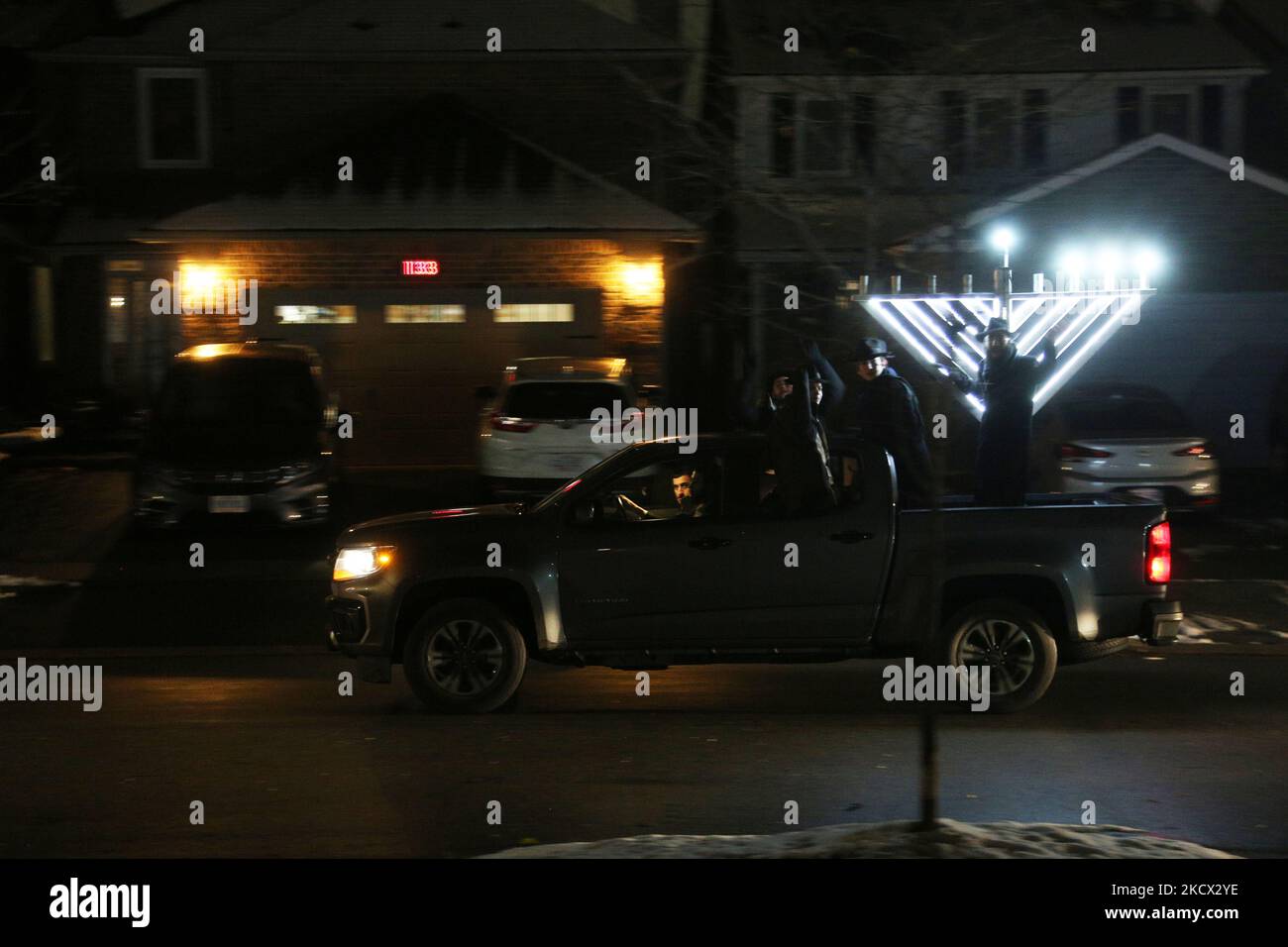 Les Juifs Hassidic du Chabad Lubavitch conduisent des véhicules avec de grands menorahs attachés aux toits de leurs voitures et des pick-up avec des menorahs géants lors d'une grande parade de Menorah de voiture la troisième nuit de la fête juive de Hanukkah (Chanukah) à Toronto, Ontario, Canada sur 30 novembre 2021. Selon Chabad Lubavitch, il y a eu des turnouts records pour les défilés de voiture Menorah dans des centaines de villes dans le monde entier. L'année dernière, on estime que 5 000 000 menorahs de haut niveau ont frappé des routes dans le monde entier. Cette année, les chiffres devraient augmenter de façon exponentielle à mesure que les synagogues et les centres communautaires capitalisent o Banque D'Images