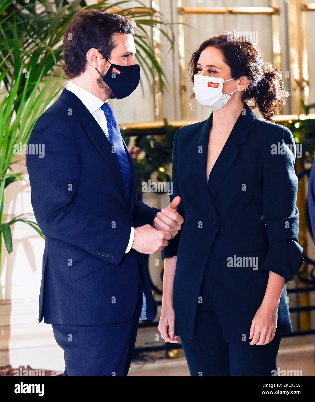 Le président du PP, Pablo Casado, et le président de la Communauté de Madrid, Isabel Diaz Ayuso, lors de son arrivée à la présentation du livre "la politique des adultes" par l'ancien Premier ministre Mariano Rajoy, au Real Casino de Madrid, sur 1 décembre 2021, à Madrid, Espagne. Cette réunion entre Ayuso et Casado vient après plus d'un mois sans être vu ensemble en public, en pleine lutte interne pour le congrès du PP à Madrid, qui est prévu pour le deuxième trimestre de 2022, Bien que le président de Madrid ait maintes fois défendu son désir du tenir Dès que possible. Banque D'Images