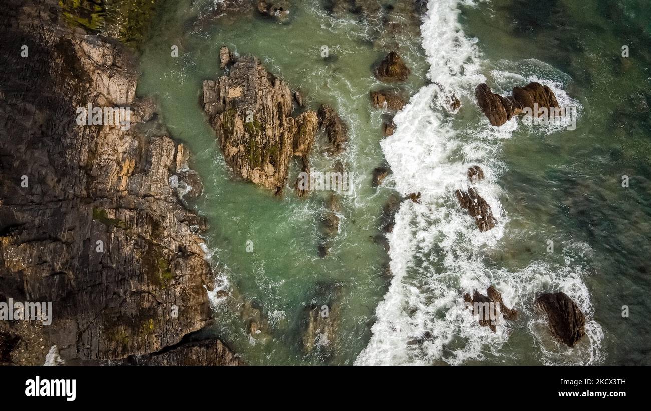 Vagues se brisent sur la rive rocheuse de la mer celtique, vue de dessus. Mousse blanche sur les vagues de la mer. Le littoral de l'Atlantique. Eau de mer turquoise. Breathtak Banque D'Images