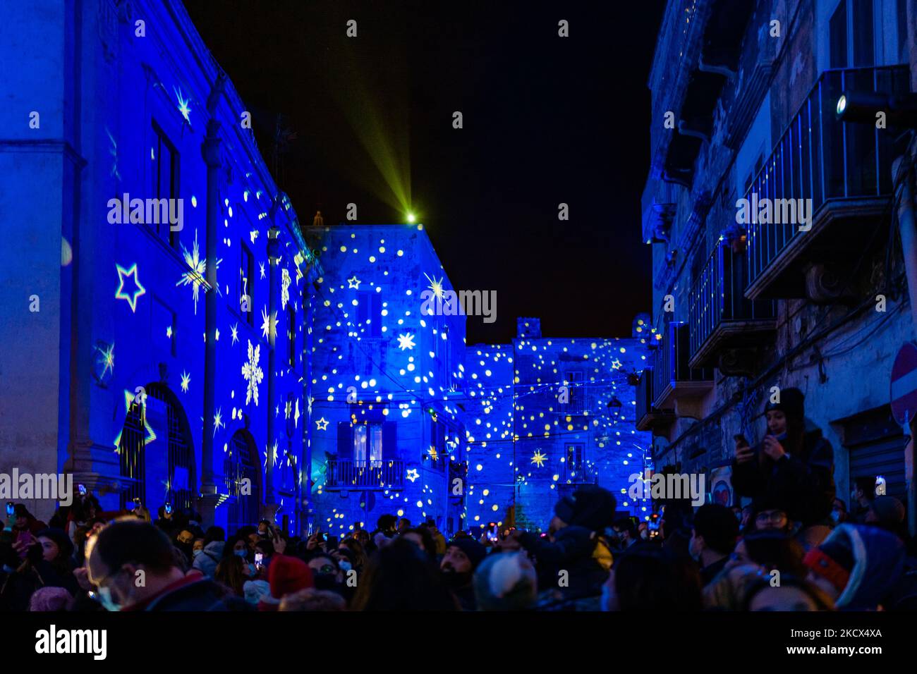 Piazza Duomo et les bâtiments environnants illuminés par les projections des lumières de Noël sur Piazza Duomo à Bisceglie le 2 décembre 2021. L'Association Borgo Antico, pour annoncer le calendrier des événements dans le centre historique de Bisceglie pour les prochaines vacances, a invité tous les citoyens à découvrir ensemble une surprise magique qui a officiellement lancé les initiatives de Noël de cette année. Sur la Piazza Duomo, il a donné aux adultes et aux enfants un spectacle qui a transformé le visage de la cathédrale et des bâtiments qui l'entourent en un lieu de rêve avec les projections passionnantes des lumières de Noël. (Photo Banque D'Images