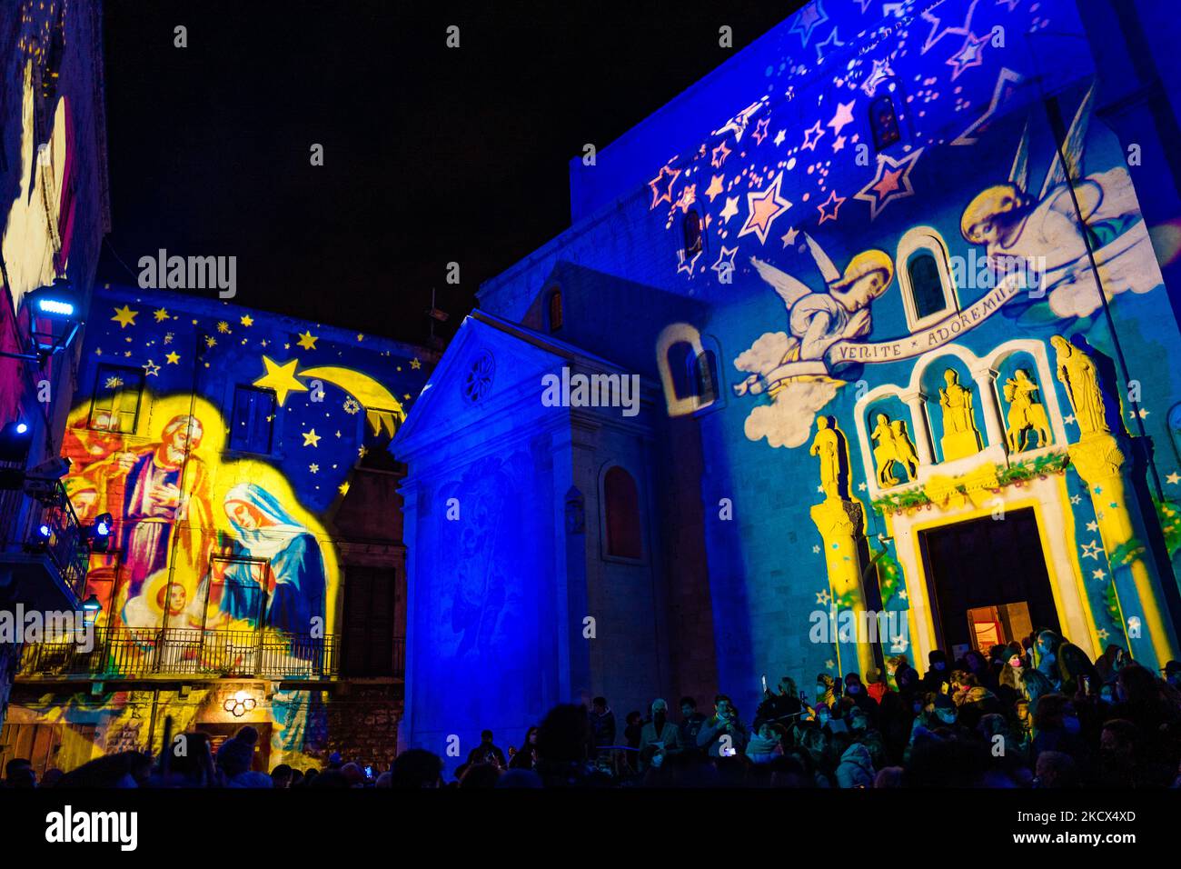 Piazza Duomo et les bâtiments environnants illuminés par les projections des lumières de Noël sur Piazza Duomo à Bisceglie le 2 décembre 2021. L'Association Borgo Antico, pour annoncer le calendrier des événements dans le centre historique de Bisceglie pour les prochaines vacances, a invité tous les citoyens à découvrir ensemble une surprise magique qui a officiellement lancé les initiatives de Noël de cette année. Sur la Piazza Duomo, il a donné aux adultes et aux enfants un spectacle qui a transformé le visage de la cathédrale et des bâtiments qui l'entourent en un lieu de rêve avec les projections passionnantes des lumières de Noël. (Photo Banque D'Images