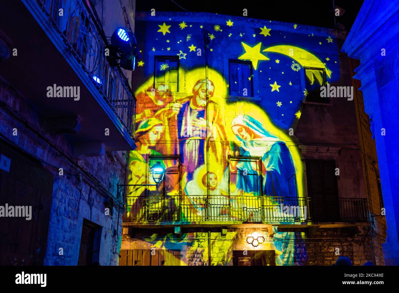 Piazza Duomo et les bâtiments environnants illuminés par les projections des lumières de Noël sur Piazza Duomo à Bisceglie le 2 décembre 2021. L'Association Borgo Antico, pour annoncer le calendrier des événements dans le centre historique de Bisceglie pour les prochaines vacances, a invité tous les citoyens à découvrir ensemble une surprise magique qui a officiellement lancé les initiatives de Noël de cette année. Sur la Piazza Duomo, il a donné aux adultes et aux enfants un spectacle qui a transformé le visage de la cathédrale et des bâtiments qui l'entourent en un lieu de rêve avec les projections passionnantes des lumières de Noël. (Photo Banque D'Images