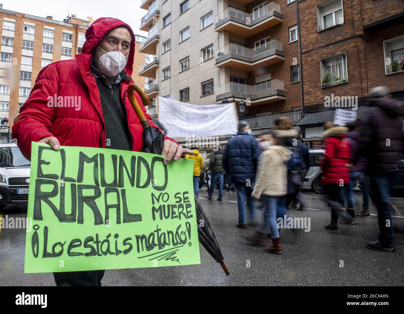 Lors de la manifestation dans les rues d'Oviedo, un éleveur tient un panneau indiquant: "Le monde rural ne meurt pas, vous le tuez!" Oviedo. Asturies. Espagne. Sur 2 décembre 2021. (Photo d'Alvaro Fuente/NurPhoto) Banque D'Images