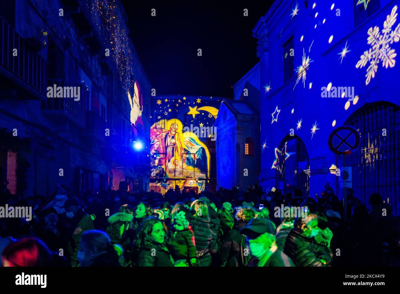 Piazza Duomo et les bâtiments environnants illuminés par les projections des lumières de Noël sur Piazza Duomo à Bisceglie le 2 décembre 2021. L'Association Borgo Antico, pour annoncer le calendrier des événements dans le centre historique de Bisceglie pour les prochaines vacances, a invité tous les citoyens à découvrir ensemble une surprise magique qui a officiellement lancé les initiatives de Noël de cette année. Sur la Piazza Duomo, il a donné aux adultes et aux enfants un spectacle qui a transformé le visage de la cathédrale et des bâtiments qui l'entourent en un lieu de rêve avec les projections passionnantes des lumières de Noël. (Photo Banque D'Images