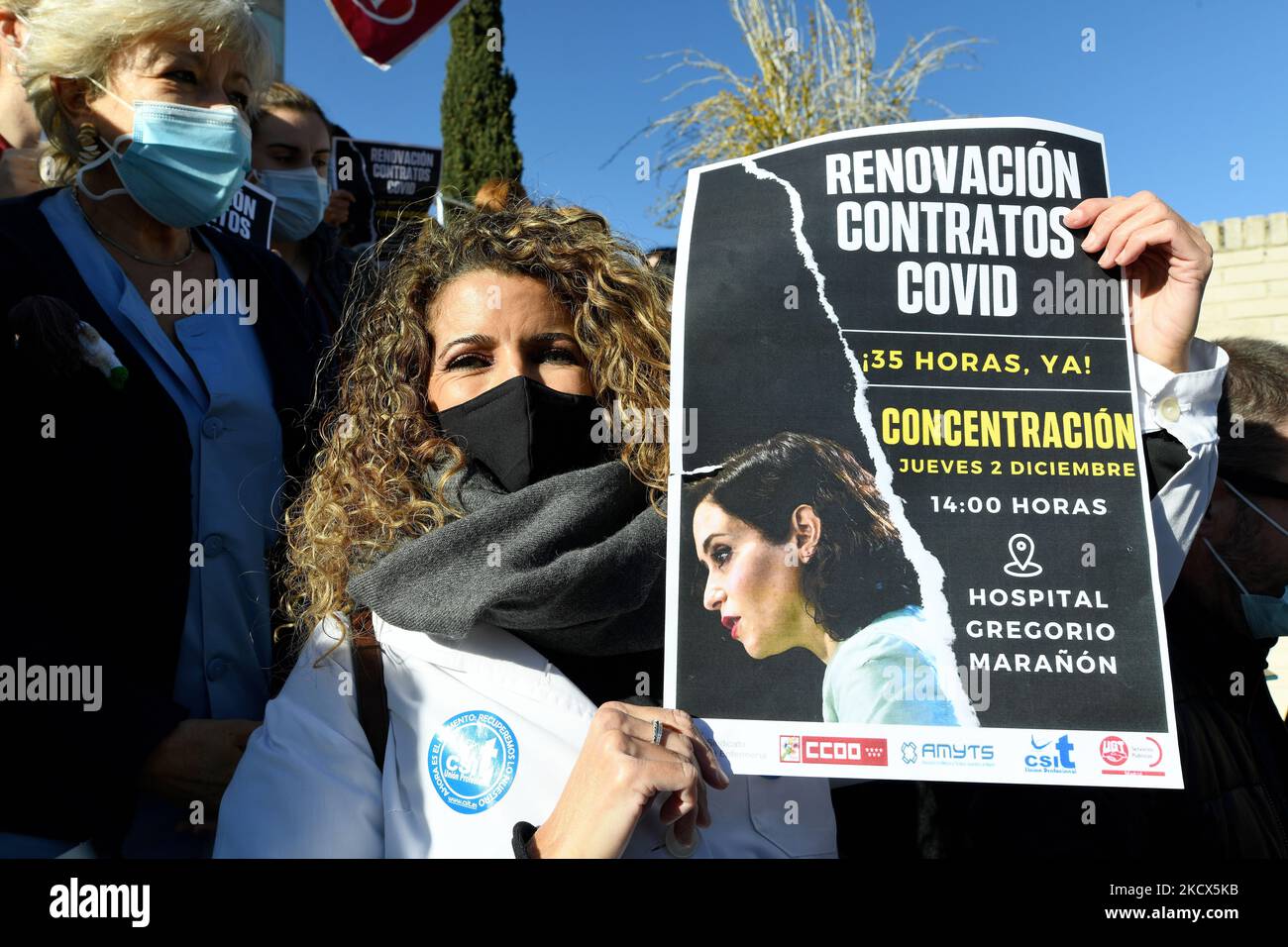 Les travailleurs de la santé protestent à l'hôpital Gregorio Maranon pour exiger le renouvellement de 100% des contrats Covid à Madrid le 2nd décembre 2021. (Photo de Juan Carlos Lucas/NurPhoto) Banque D'Images