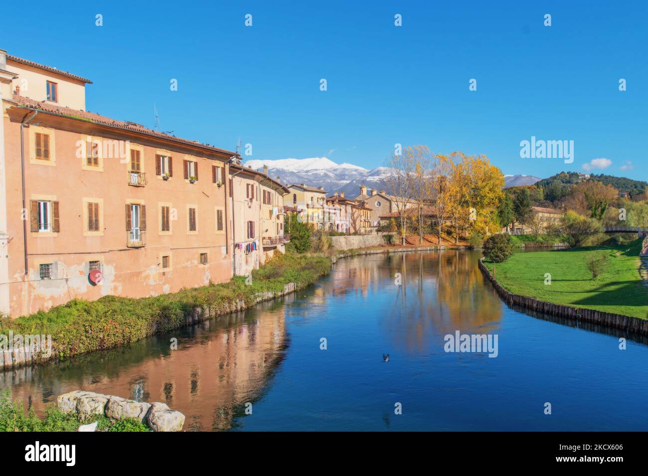 La neige a blanchi le mont Terminillo, le sommet le plus élevé de la région, à Rieti, en Italie, sur 30 novembre 2021. (Photo de Riccardo Fabi/NurPhoto) Banque D'Images