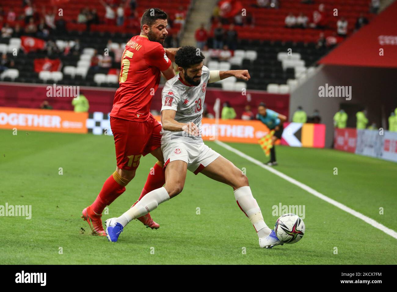 (13) SASSI Ferjani de Tunisie combat pour possession (15) MOHAMMED SAHYOUI de Syrie équipe pendant la coupe arabe de la FIFA Qatar 2021 Groupe B match entre la Syrie et la Tunisie au stade Al Bayt sur 3 décembre 2021 à Al Khor, Qatar. (Photo par Ayman Aref/NurPhoto) Banque D'Images