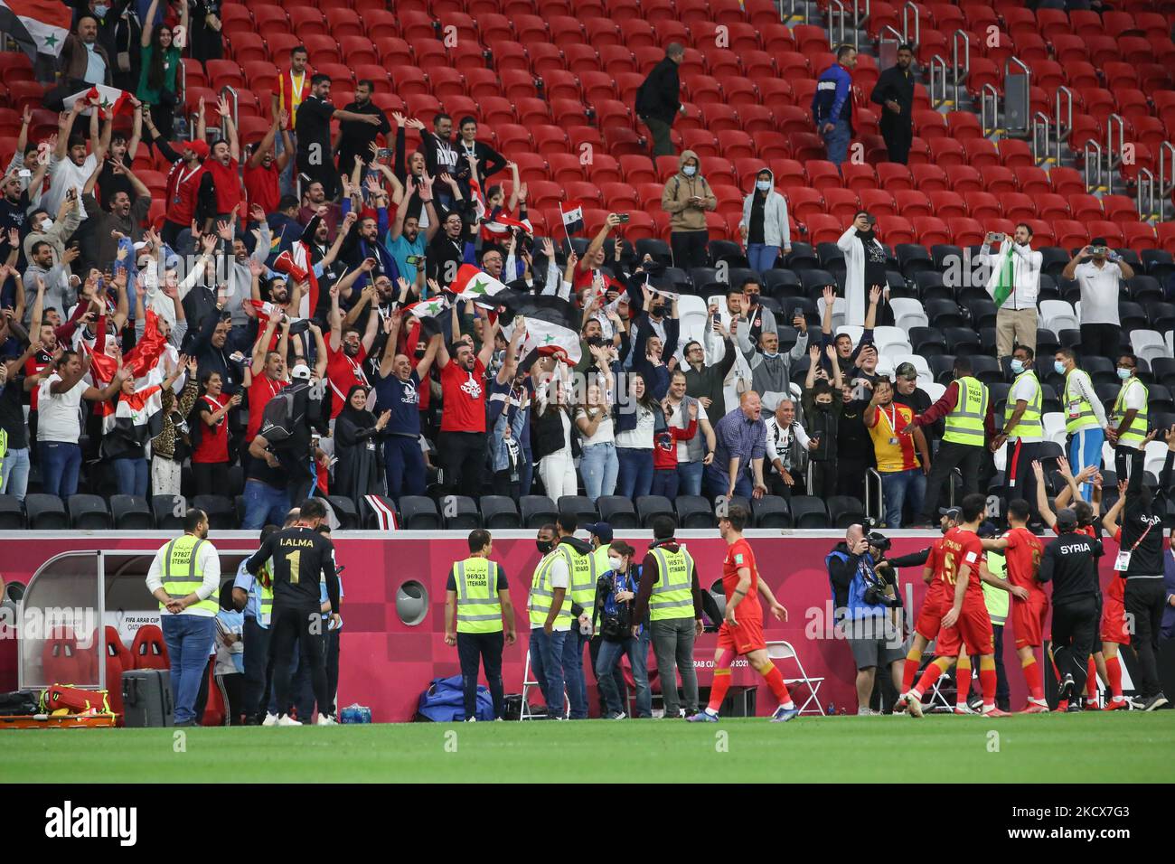 L'équipe de Syrie fêtera avec eux les fans à la suite du match de la coupe arabe de la FIFA, Qatar 2021, groupe B entre la Syrie et la Tunisie, au stade Al Bayt sur 03 décembre 2021 à Al Khor, au Qatar. (Photo par Ayman Aref/NurPhoto) Banque D'Images