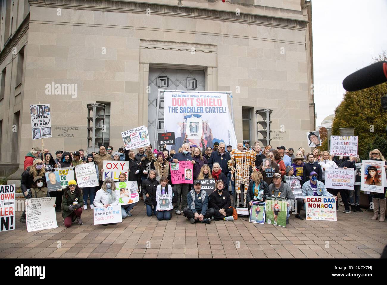 Des manifestants se rassemblent au bâtiment du ministère de la Justice à Washington, D.C., à 3 décembre 2021, pour exhorter le gouvernement à poursuivre criminellement la famille Sackler, les propriétaires de Purdue Pharma, dont beaucoup disent être principalement responsables de la crise des opioïdes aux États-Unis (photo de Bryan Olin Dozier/NurPhoto) Banque D'Images