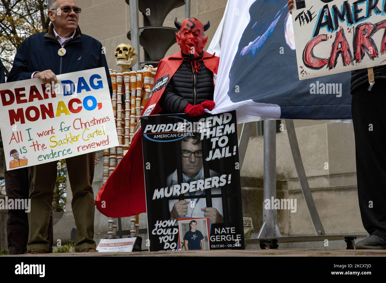 Des manifestants se rassemblent au bâtiment du ministère de la Justice à Washington, D.C., à 3 décembre 2021, pour exhorter le gouvernement à poursuivre criminellement la famille Sackler, les propriétaires de Purdue Pharma, dont beaucoup disent être principalement responsables de la crise des opioïdes aux États-Unis (photo de Bryan Olin Dozier/NurPhoto) Banque D'Images