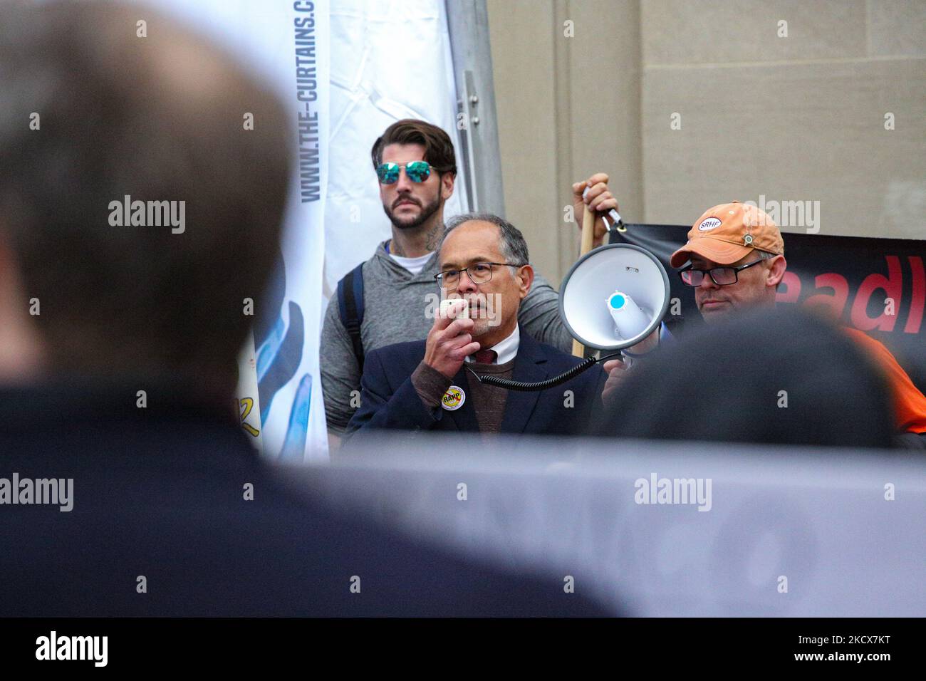 Des manifestants se rassemblent au bâtiment du ministère de la Justice à Washington, D.C., à 3 décembre 2021, pour exhorter le gouvernement à poursuivre criminellement la famille Sackler, les propriétaires de Purdue Pharma, dont beaucoup disent être principalement responsables de la crise des opioïdes aux États-Unis (photo de Bryan Olin Dozier/NurPhoto) Banque D'Images