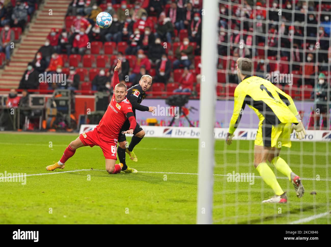 Julian Ryerson de FC Union Berlin et José Angeliño de RB Leipzig pendant Union Berlin contre Rb Leipzig, Bundesliga, au stade Union Berlin, Berlin, Allemagne sur 3 décembre 2021. (Photo par Ulrik Pedersen/NurPhoto) Banque D'Images