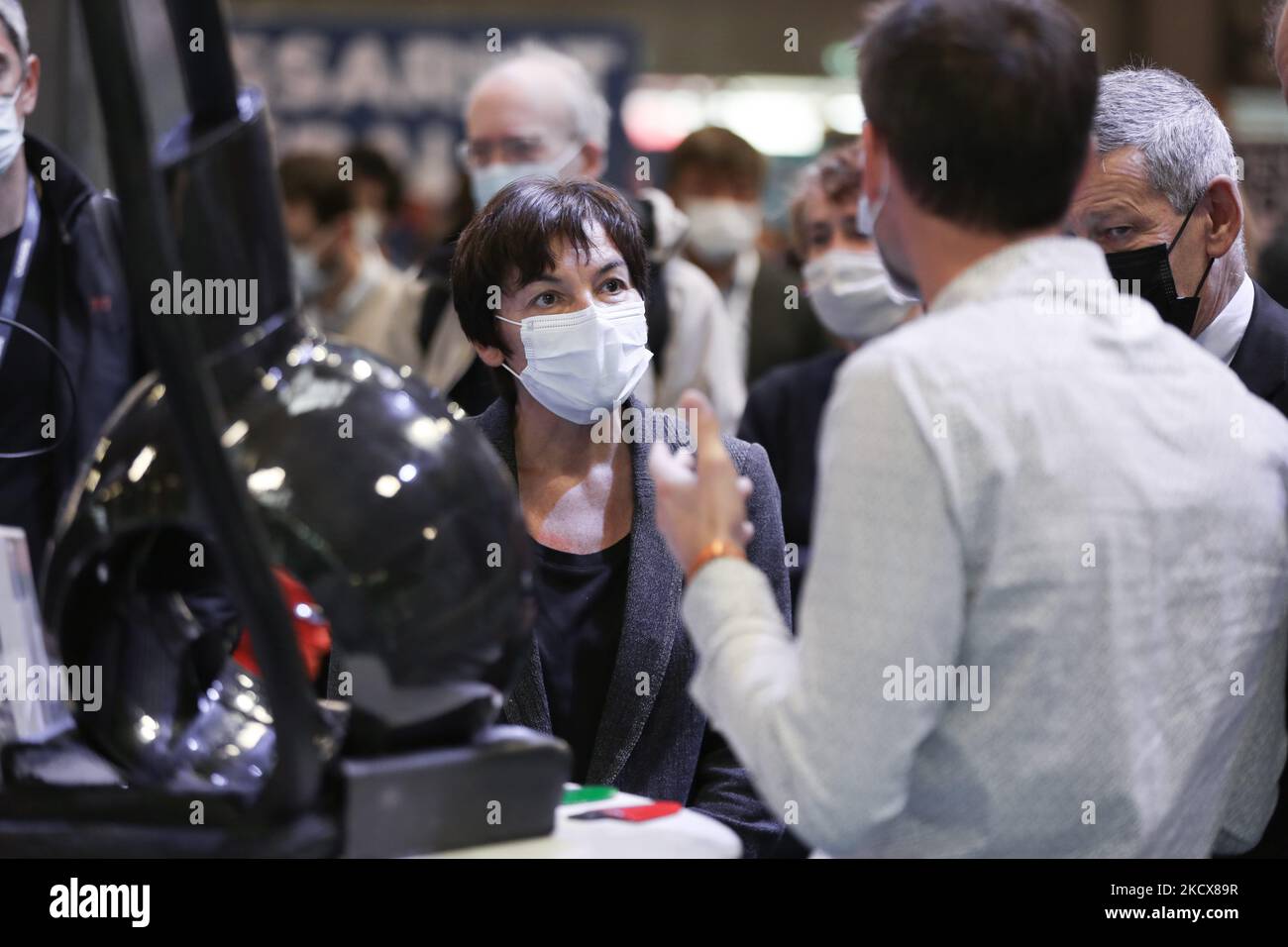 Le ministre des mers françaises, Annick Girardin (C), visite le salon nautique international nautique de Paris sur 4 décembre 2021. Ce spectacle est le plus grand port intérieur de France et l'un des plus importants spectacles de bateau de ce type dans le monde. Chaque année, elle rassemble tous les secteurs de l'industrie nautique. (Photo de Michel Stoupak/NurPhoto) Banque D'Images