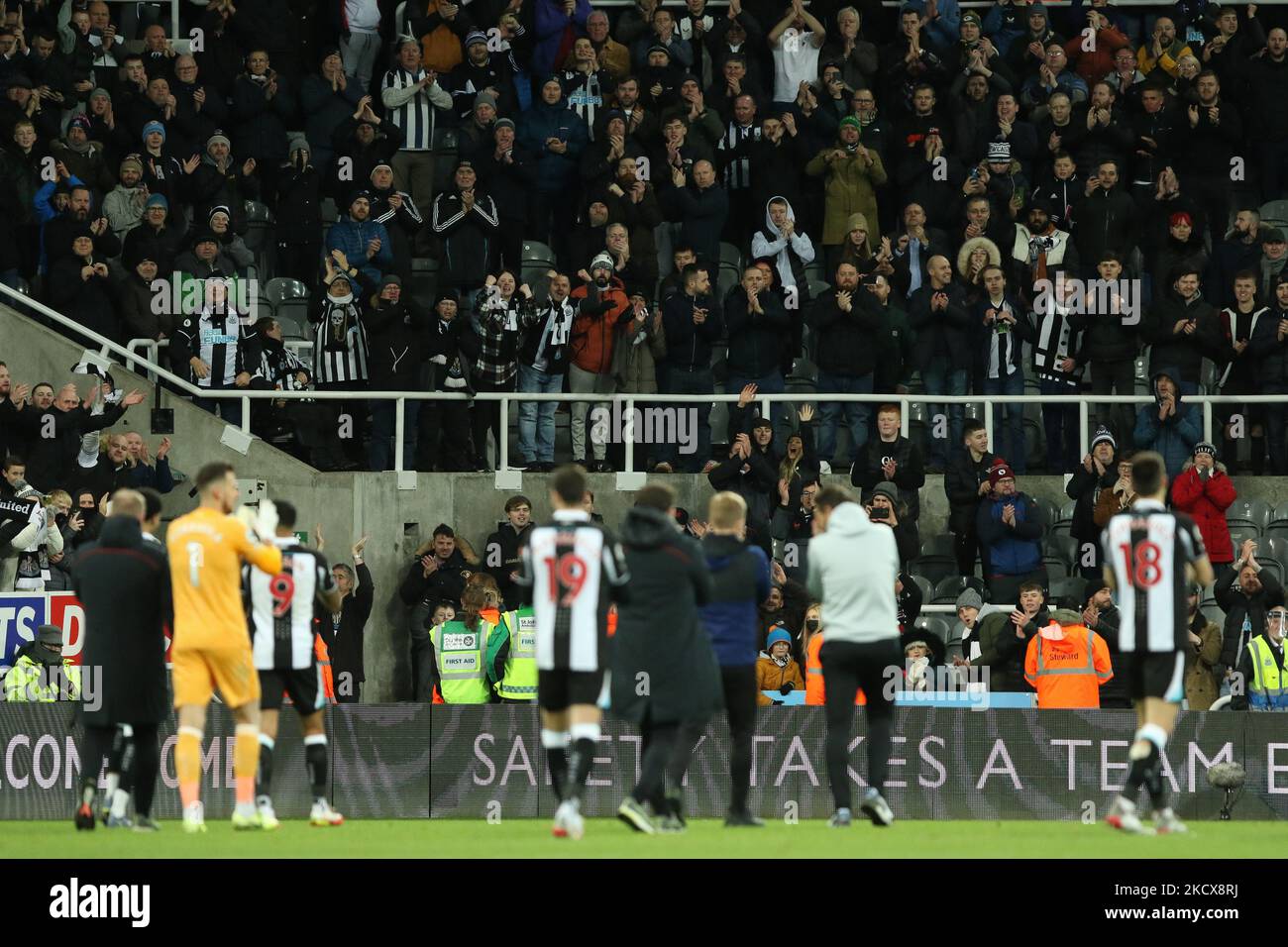 Les joueurs de Newcastle United applaudissent les supporters après leur première victoire de la saison lors du match de la Premier League entre Newcastle United et Burnley au St. James's Park, Newcastle, le samedi 4th décembre 2021. (Photo de will Matthews/MI News/NurPhoto) Banque D'Images