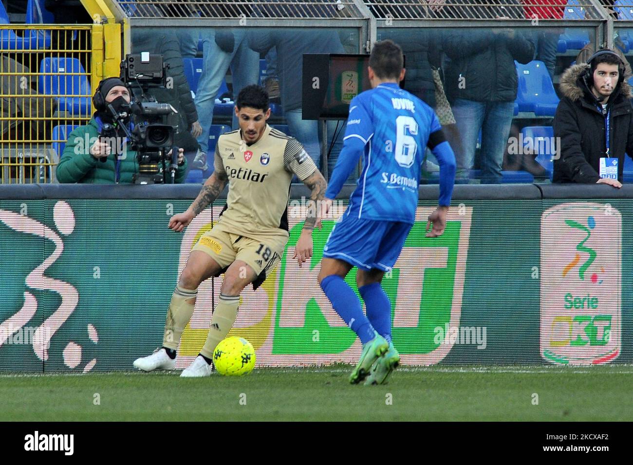 Giuseppe Mastinu (Pise) gêné par Alessio Iovine (Côme) pendant le match de football italien série B Como 1907 vs AC Pise sur 04 décembre 2021 au Stadio Giuseppe Sinigaglia à Côme, Italie (photo de Gabriele Masotti/LiveMedia/NurPhoto) Banque D'Images