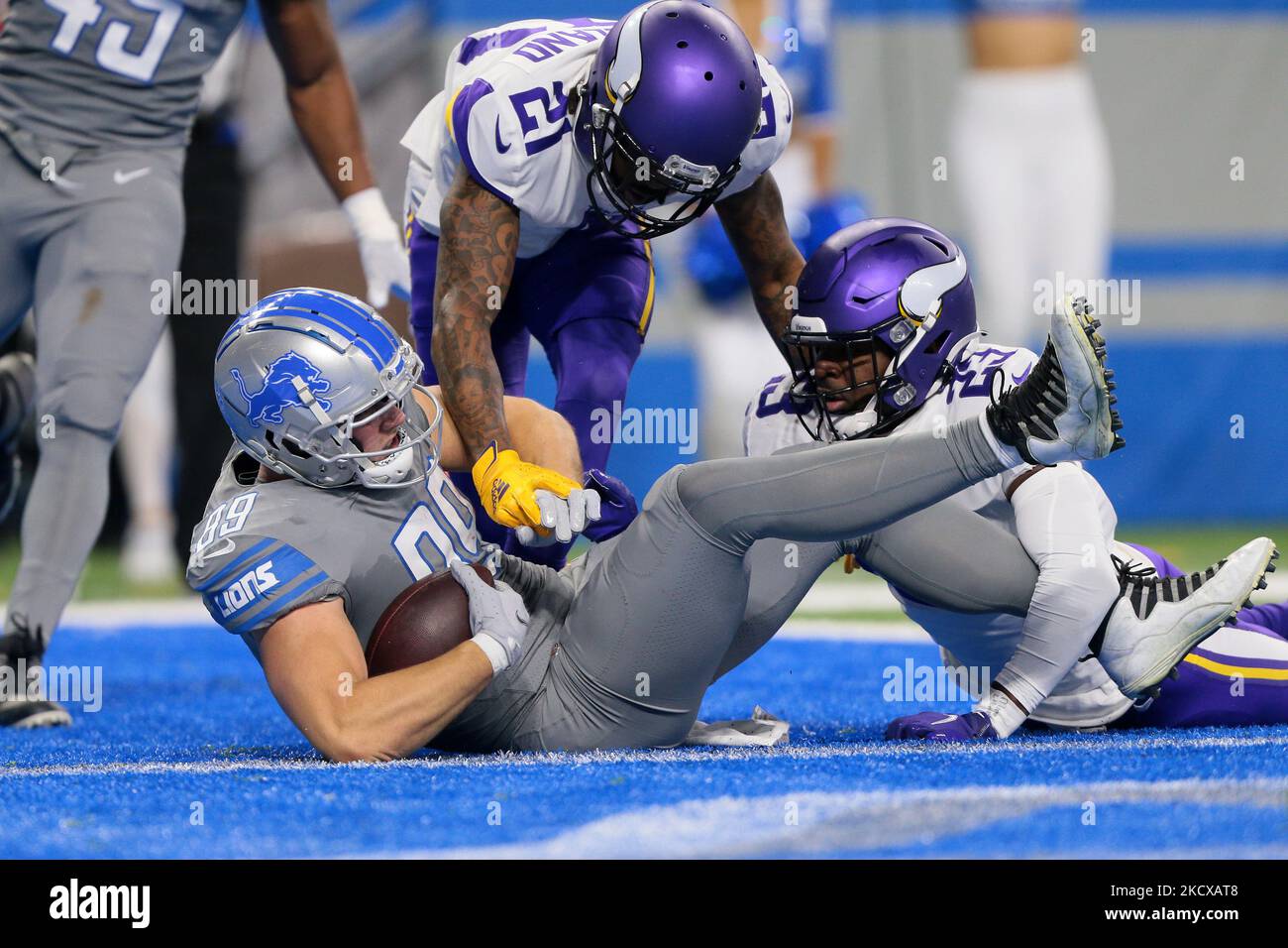 L'extrémité serrée des Lions de Détroit Brock Wright (89) a fait une course pendant la première moitié d'un match de football de la NFL contre les Vikings du Minnesota à Detroit, Michigan, États-Unis, le dimanche, 5 décembre 2021. (Photo de Jorge Lemus/NurPhoto) Banque D'Images L'extrémité serrée des Lions de Détroit Brock Wright (89) a fait une course pendant la première moitié d'un match de football de la NFL contre les Vikings du Minnesota à Detroit, Michigan, États-Unis, le dimanche, 5 décembre 2021. (Photo de Jorge Lemus/NurPhoto) Banque D'Images