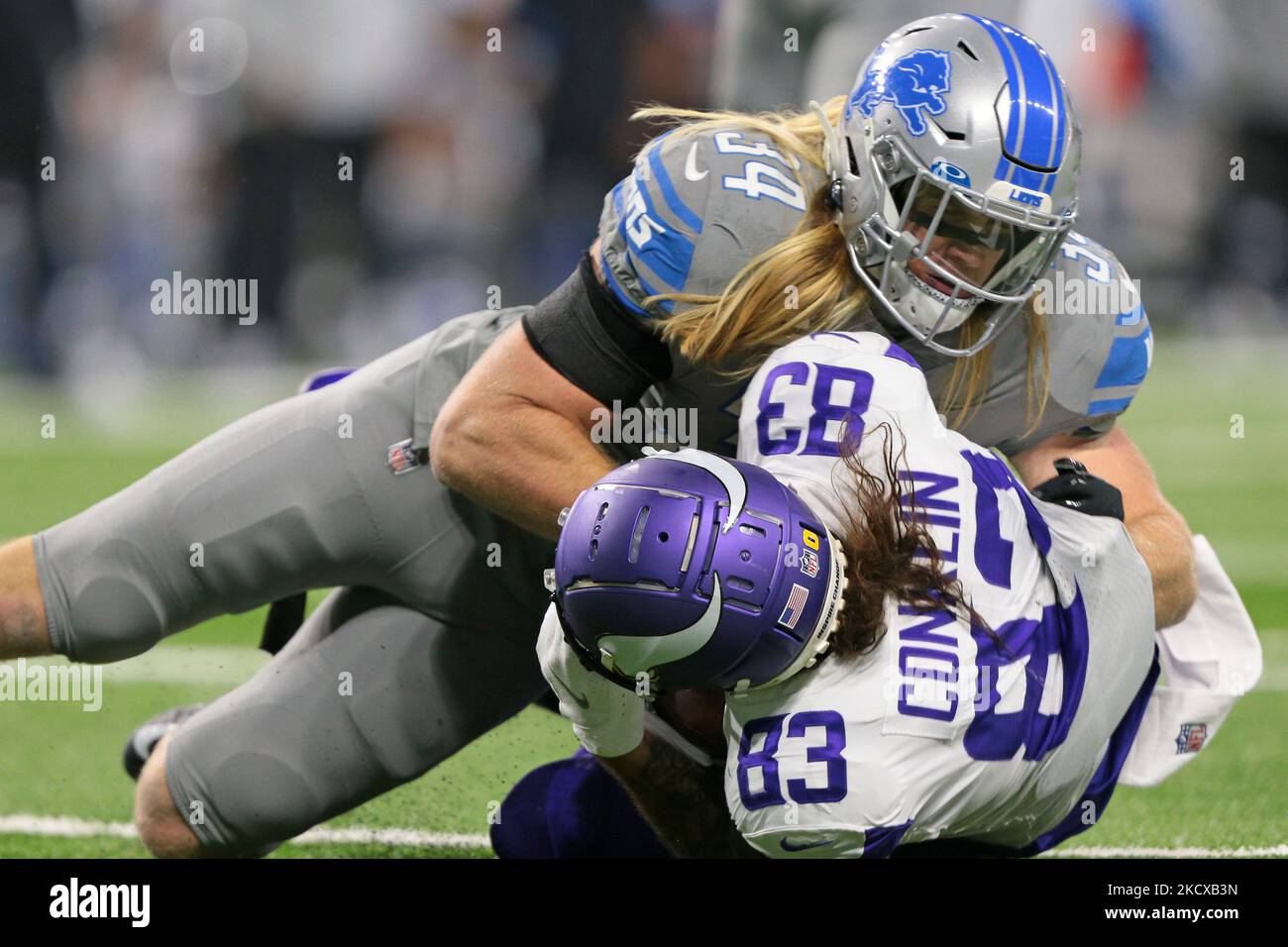 Minnesota Vikings Tight End Tyler Conklin (83) est attaqué par les Lions de Detroit à l'intérieur du linebacker Alex Anzalone (34) pendant la première moitié d'un match de football de la NFL à Detroit, Michigan, États-Unis, dimanche, 5 décembre 2021. (Photo de Jorge Lemus/NurPhoto) Banque D'Images Minnesota Vikings Tight End Tyler Conklin (83) est attaqué par les Lions de Detroit à l'intérieur du linebacker Alex Anzalone (34) pendant la première moitié d'un match de football de la NFL à Detroit, Michigan, États-Unis, dimanche, 5 décembre 2021. (Photo de Jorge Lemus/NurPhoto) Banque D'Images