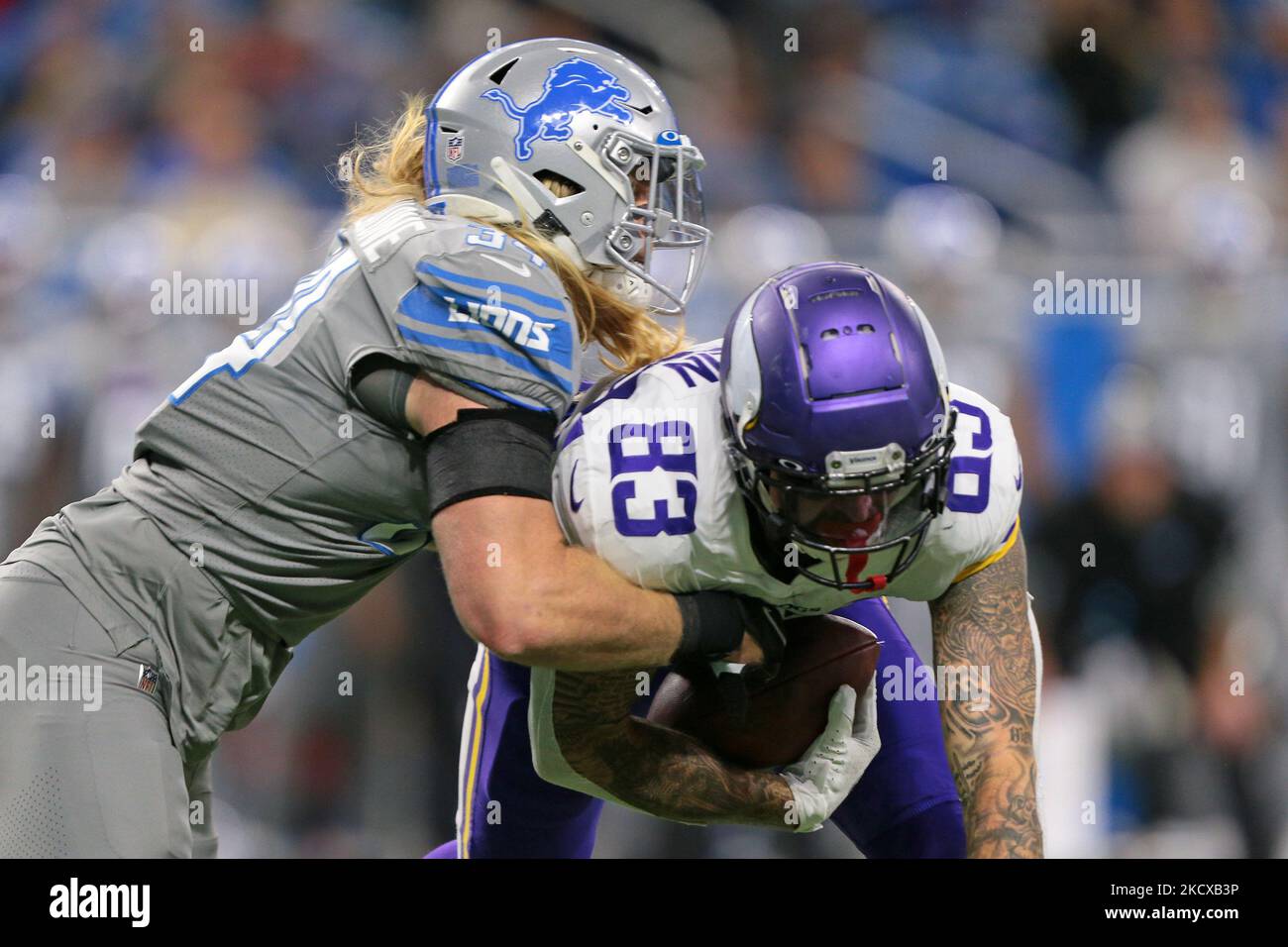 Minnesota Vikings Tight End Tyler Conklin (83) est attaqué par les Lions de Detroit à l'intérieur du linebacker Alex Anzalone (34) pendant la première moitié d'un match de football de la NFL à Detroit, Michigan, États-Unis, dimanche, 5 décembre 2021. (Photo de Jorge Lemus/NurPhoto) Banque D'Images Minnesota Vikings Tight End Tyler Conklin (83) est attaqué par les Lions de Detroit à l'intérieur du linebacker Alex Anzalone (34) pendant la première moitié d'un match de football de la NFL à Detroit, Michigan, États-Unis, dimanche, 5 décembre 2021. (Photo de Jorge Lemus/NurPhoto) Banque D'Images