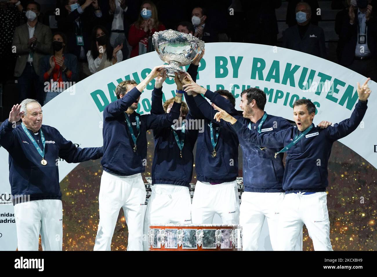 Ptain Shamil Tarpischev, Danil Medvedev, Andrey Rublev, Aslan Caratsev, Karen Kachanov et Evgeny Donskoy, de la Fédération de tennis russe, célèbrent la victoire de la coupe Davis à la suite du match des hommes célibataires entre Danil Medvedev et Marin Cilic de la finale de la coupe Davis entre la Fédération de tennis russe et la Croatie à l'aréna de Madrid sur 05 décembre 2021, en Espagne. (Photo par Oscar Gonzalez/NurPhoto) Banque D'Images