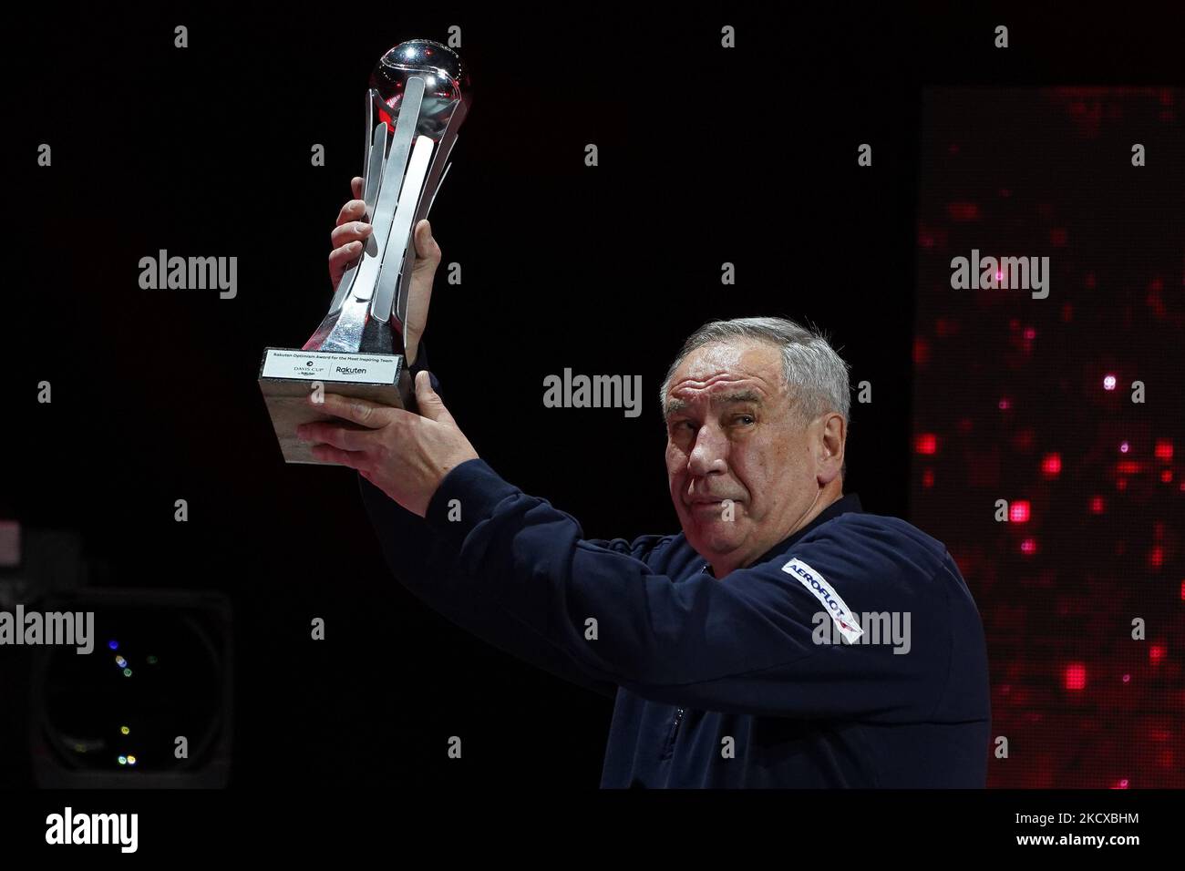 Le capitaine de l'équipe russe Shamil Tarpischev a remporté un trophée après avoir remporté le match final de la coupe Davis 2021 entre la Russie et la Croatie à l'arène de Madrid sur 5 décembre 2021 à Madrid, Espagne (photo d'Oscar Gonzalez/NurPhoto) Banque D'Images