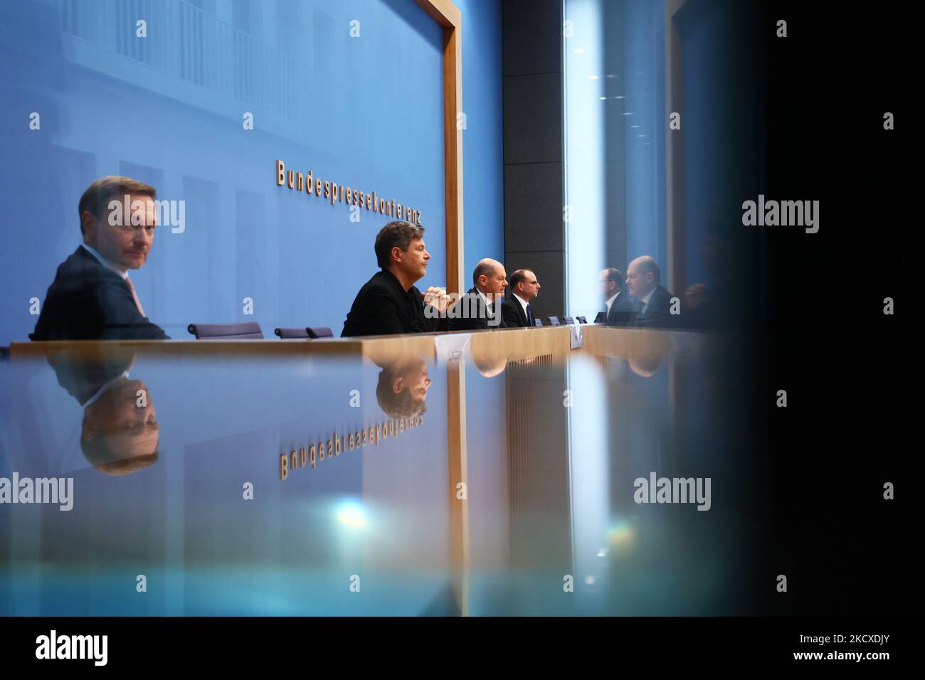 Chancelier allemand désigné (2R - L) OLAF Scholz, vice-chancelier et ministre de l'économie et de la protection de l'environnement démis et ministre des Finances désigné Christian Lindner assiste à une conférence de presse au Bundespresssekonferenz après la signature de l'accord de coalition du futur gouvernement allemand à Berlin sur 7 décembre 2021. (Photo par Emmanuele Contini/NurPhoto) Banque D'Images