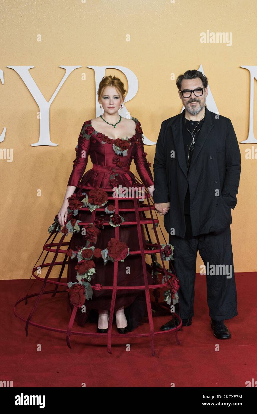 LONDRES, ROYAUME-UNI - 07 DÉCEMBRE 2021: Haley Bennett et le réalisateur Joe Wright assistent à la première britannique de 'Cyrano' à Odeon Luxe Leicester Square sur 07 décembre 2021 à Londres, en Angleterre. (Photo de Wiktor Szymanowicz/NurPhoto) Banque D'Images