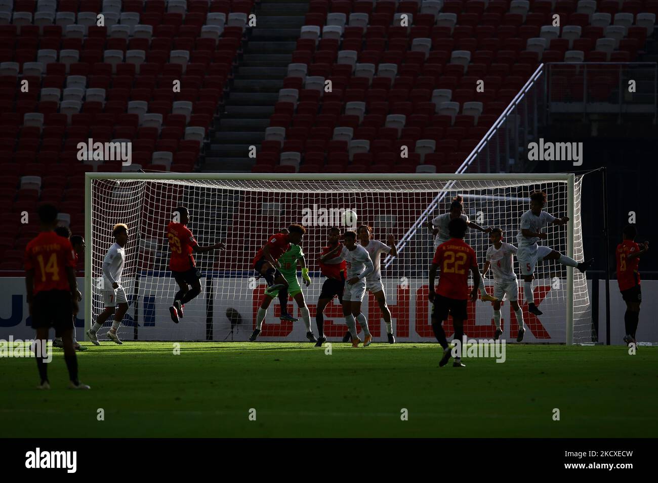 Les joueurs se disputent le ballon lors du match de la coupe AFF Suzuki 2020 Group A entre le Myanmar et le Timor Leste au stade national de 8 décembre 2021 à Singapour. (Photo de Suhaimi Abdullah/NurPhoto) Banque D'Images Les joueurs se disputent le ballon lors du match de la coupe AFF Suzuki 2020 Group A entre le Myanmar et le Timor Leste au stade national de 8 décembre 2021 à Singapour. (Photo de Suhaimi Abdullah/NurPhoto) Banque D'Images