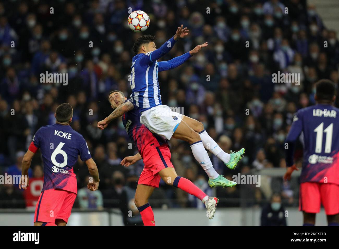 Le brésilien de Porto Evanilson (R) est vié avec le défenseur Mario Hermoso de l'Atlético de Madrid (L) lors de la phase du Groupe de la Ligue des champions de l'UEFA - match du groupe B entre le FC Porto et l'Atlético de Madrid, au stade Dragao de Porto sur 7 décembre 2021. (Photo de Paulo Oliveira / NurPhoto) Banque D'Images