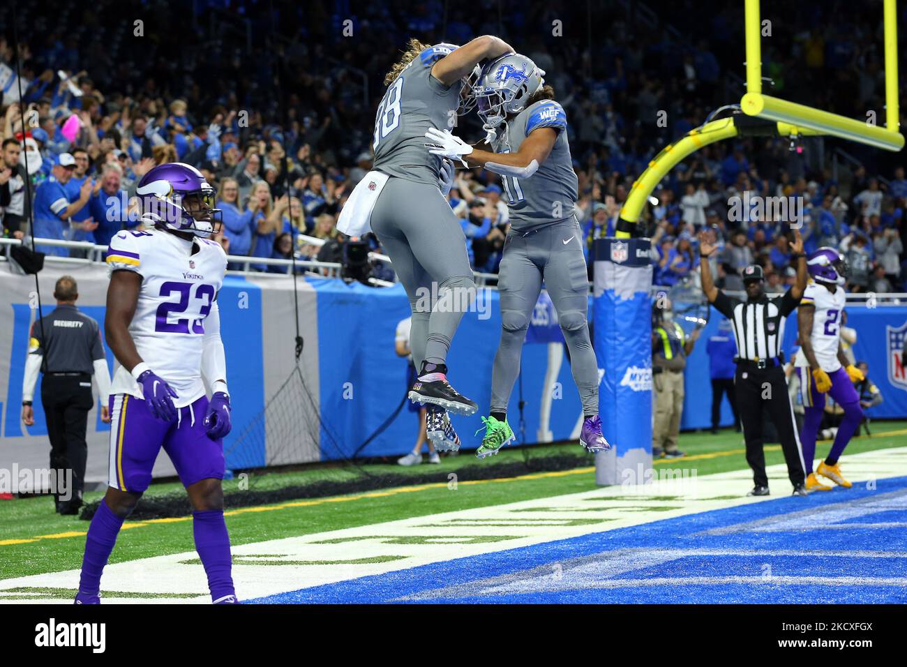 Detroit Lions Tight End T.J. Hockenson (88) célèbre son touchdown lors de la première moitié d'un match de football de la NFL contre les Vikings du Minnesota à Detroit, Michigan, États-Unis, le dimanche, 5 décembre 2021. (Photo de Jorge Lemus/NurPhoto) Banque D'Images Detroit Lions Tight End T.J. Hockenson (88) célèbre son touchdown lors de la première moitié d'un match de football de la NFL contre les Vikings du Minnesota à Detroit, Michigan, États-Unis, le dimanche, 5 décembre 2021. (Photo de Jorge Lemus/NurPhoto) Banque D'Images