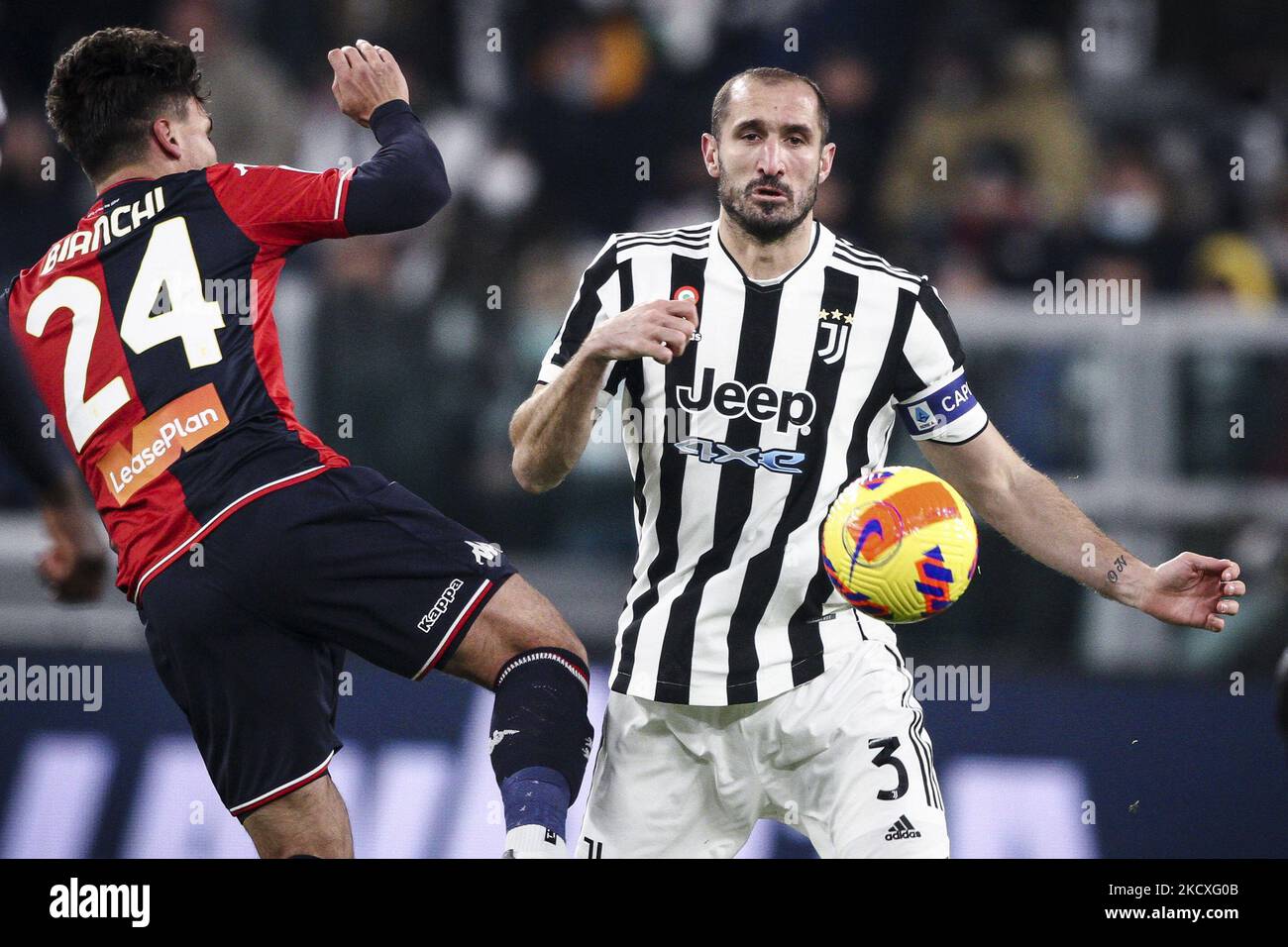 Le défenseur de Juventus Giorgio Chiellini (3) lutte pour le ballon contre l'avant de Gênes Flavio Bianchi (24) pendant le match de football de la série A n.16 JUVENTUS - GÊNES sur 05 décembre 2021 au stade Allianz à Turin, Piémont, Italie. (Photo de Matteo Bottanelli/NurPhoto) Banque D'Images