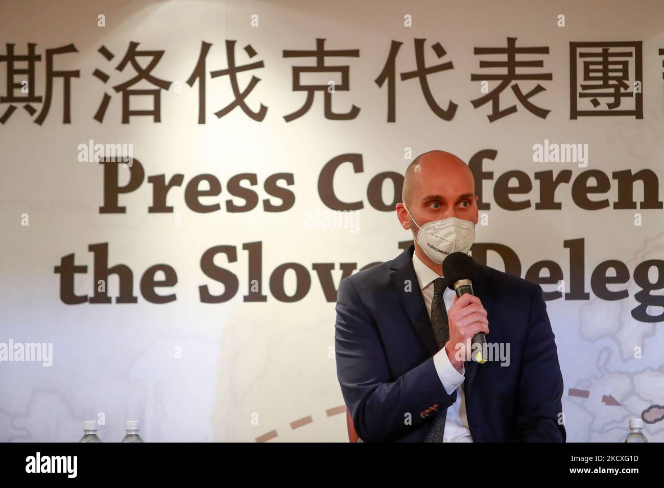 Karol Galek, vice-ministre de l'économie de la Slovaquie, à la tête d'une délégation à Taïwan, prend la parole lors d'une conférence de presse, dans un contexte de menaces croissantes de la Chine, à Taipei, Taïwan, 9 décembre 2021. La toute première délégation au niveau ministériel adjoint de la Slovaquie a organisé des forums sur les métiers et l'économie pour renforcer leurs intérêts avec Taïwan, à la suite d'une visite dans l'île autonome de parlementaires de Lettonie, de Lituanie et d'Estonie, alors que Pékin a pris des mesures militaires et politiques pour menacer Taiwan. (Photo de CEng Shou Yi/NurPhoto) Banque D'Images