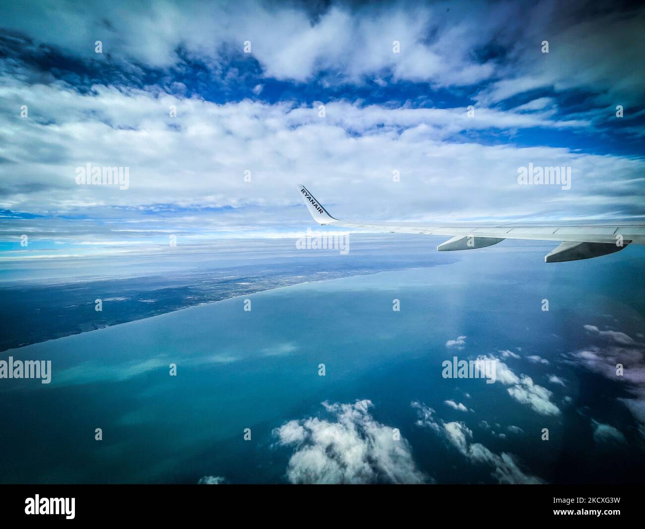 Vue depuis la fenêtre du Boeing 737-800 de Ryanair sur 8 décembre 2021. (Photo de Manuel Romano/NurPhoto) Banque D'Images
