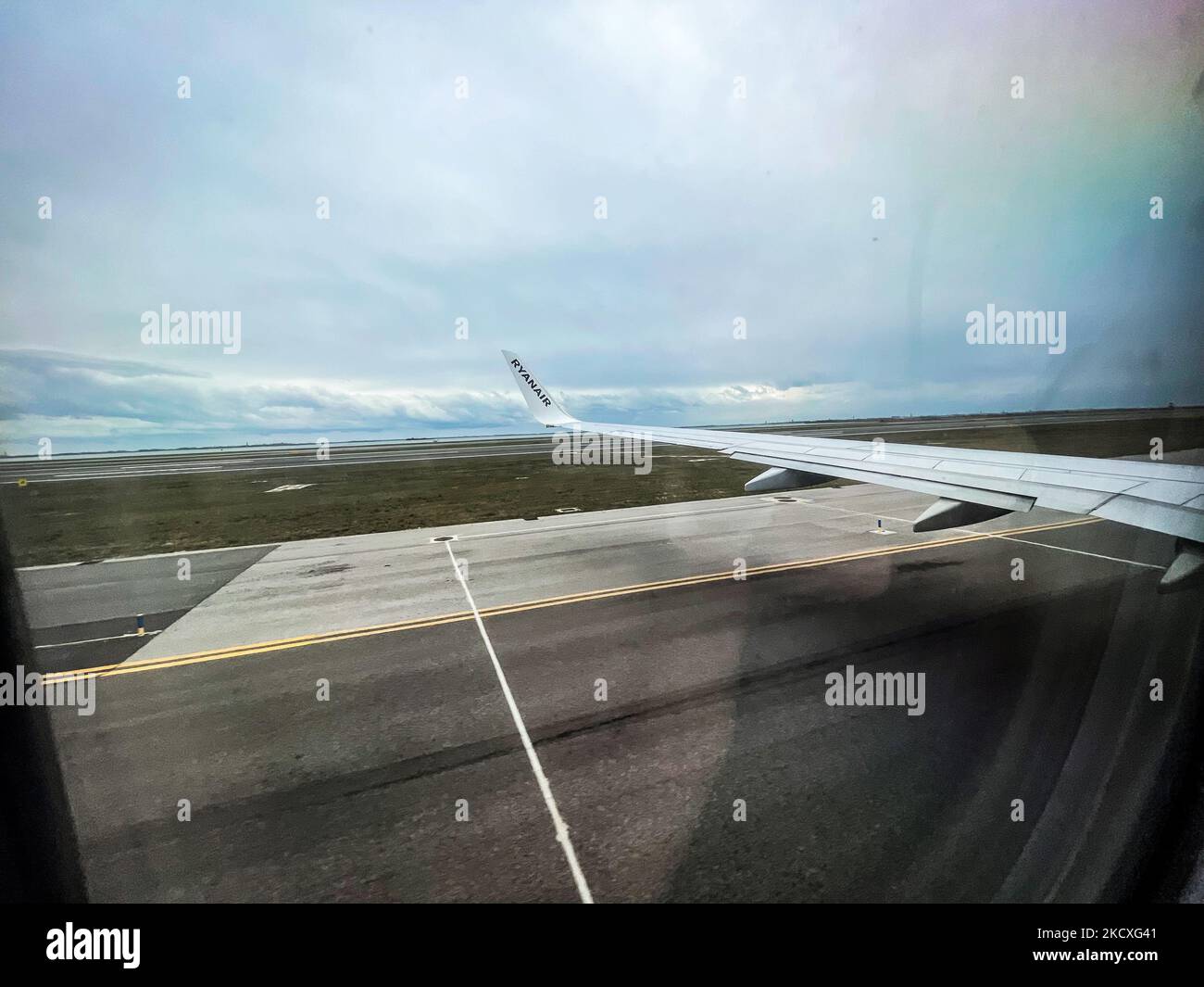 Une vue de la fenêtre de l'atterrissage du Boeing 737-800 de Ryanair à Venise, Italie, o 8 décembre 2021. (Photo de Manuel Romano/NurPhoto) Banque D'Images