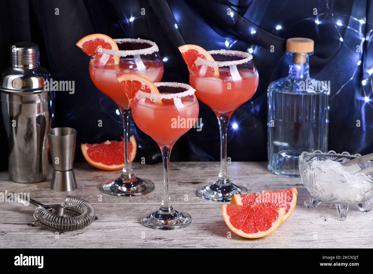 Cocktail Paloma rose avec pamplemousse rouge et tequila argentée. Boisson végétarienne rafraîchissante avec alcool biologique. Banque D'Images