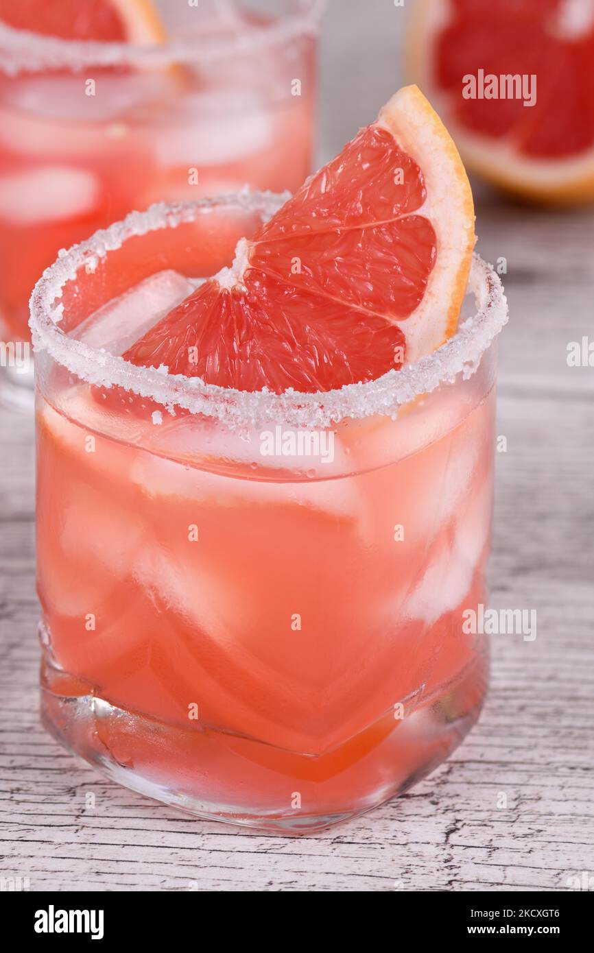 Cocktail de péquila au pamplemousse biologique rafraîchissant dans un verre Banque D'Images