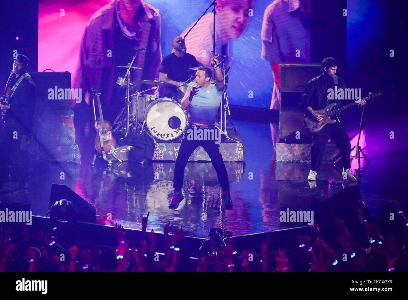 Chris Martin de Coldplay se produit en direct à la X Factor Italia final au Forum de Mediolanum sur 09 décembre 2021 à Milan, en Italie. (Photo par Mairo Cinquetti/NurPhoto) Banque D'Images